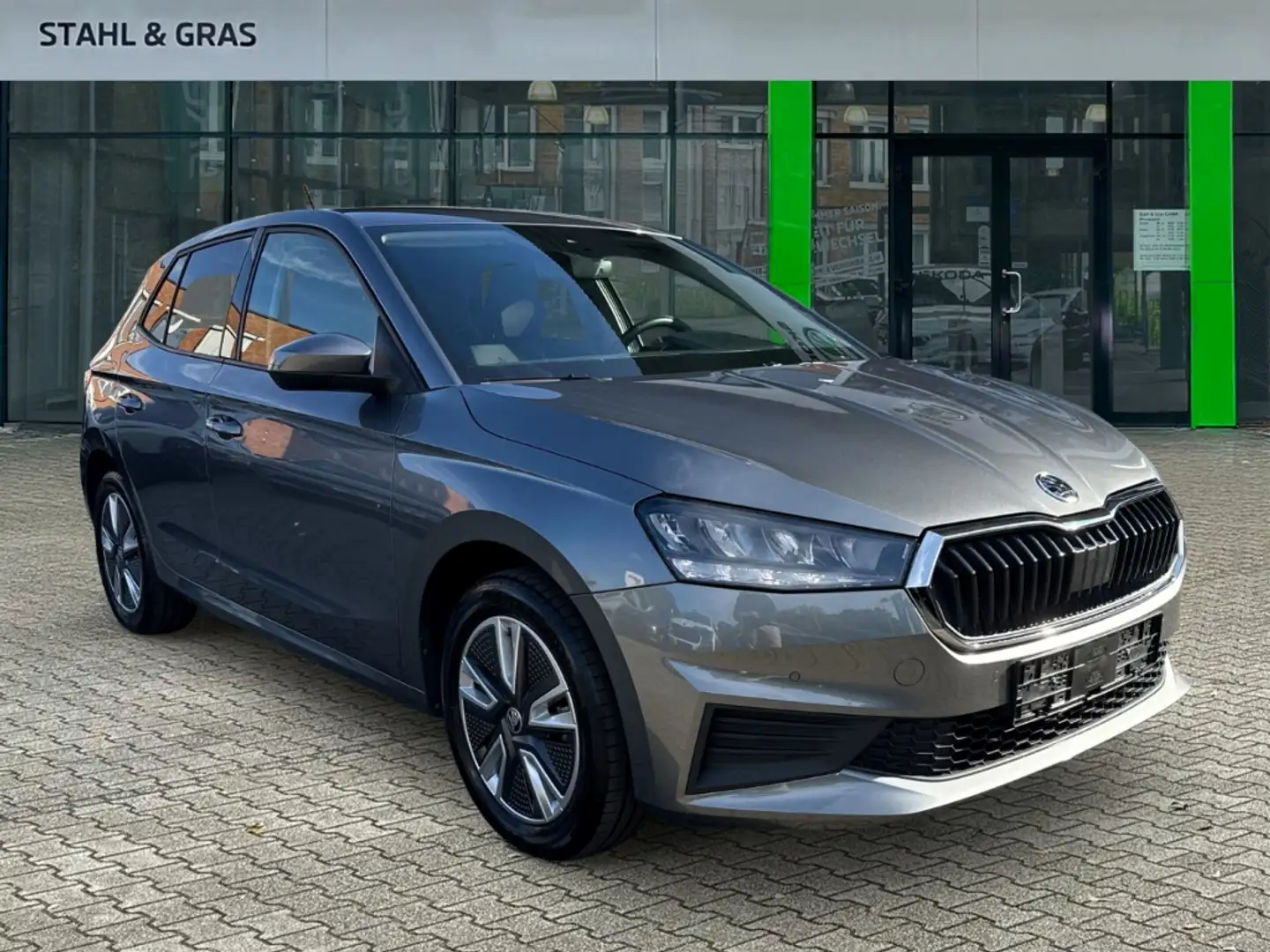 Skoda Fabia Ambition 1,0 MPI Navi LED SmartLink Mehrzonenklima Grau - 1