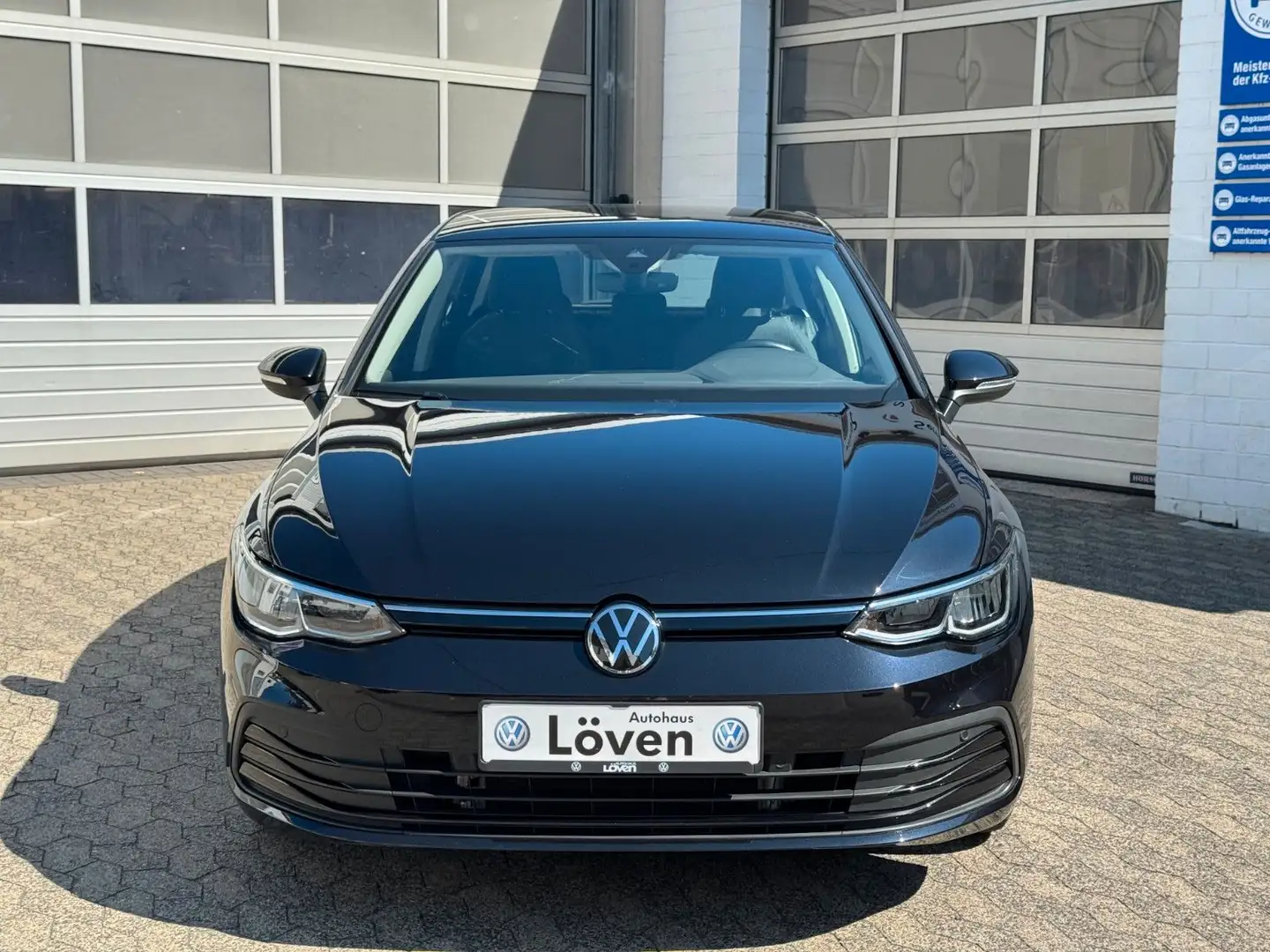 Volkswagen Golf VIII 1.0 eTSI DSG Life|Navi|AHK|SHZ|Allwett Schwarz - 2
