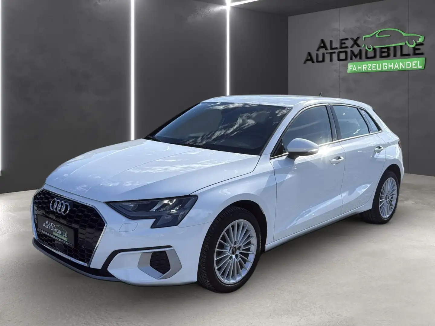 Audi A3 Sportback 30 TFSI advanced*LED*Navi* Weiß - 1