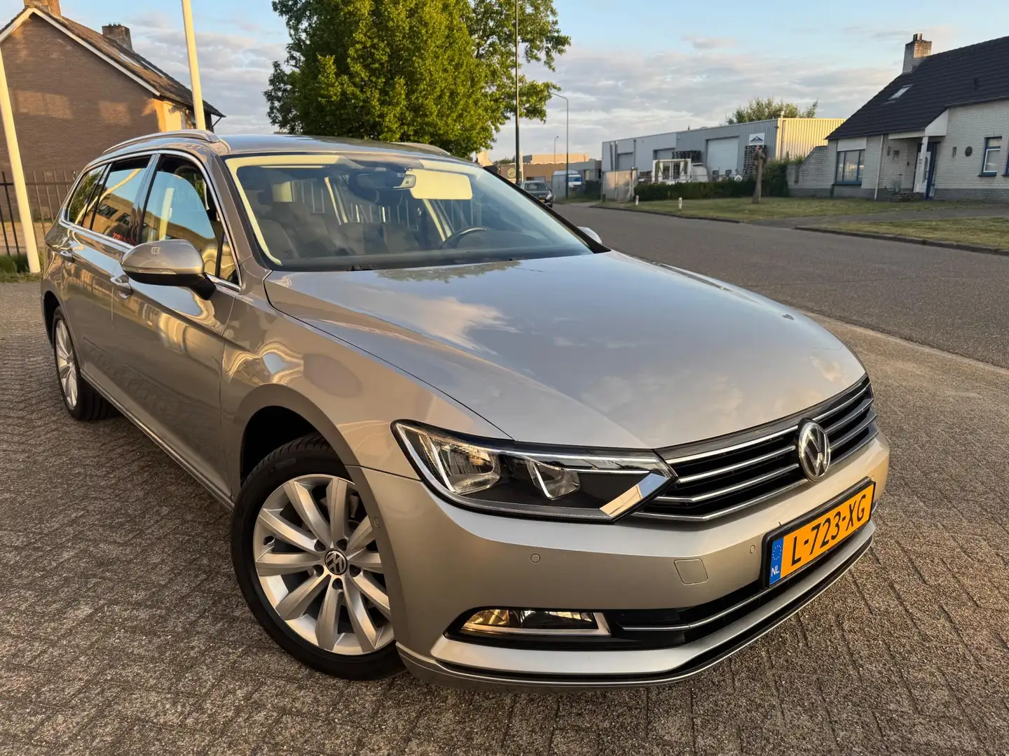 Volkswagen Passat Variant 2.0 TDI Highline Business R AUTOMAAT Grijs - 2