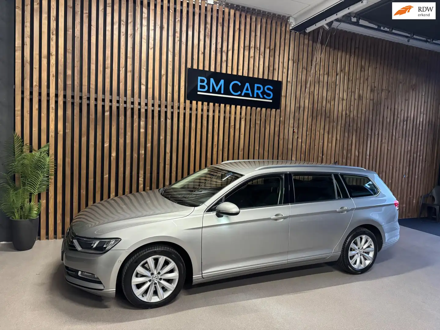 Volkswagen Passat Variant 2.0 TDI Highline Business R AUTOMAAT Grijs - 1