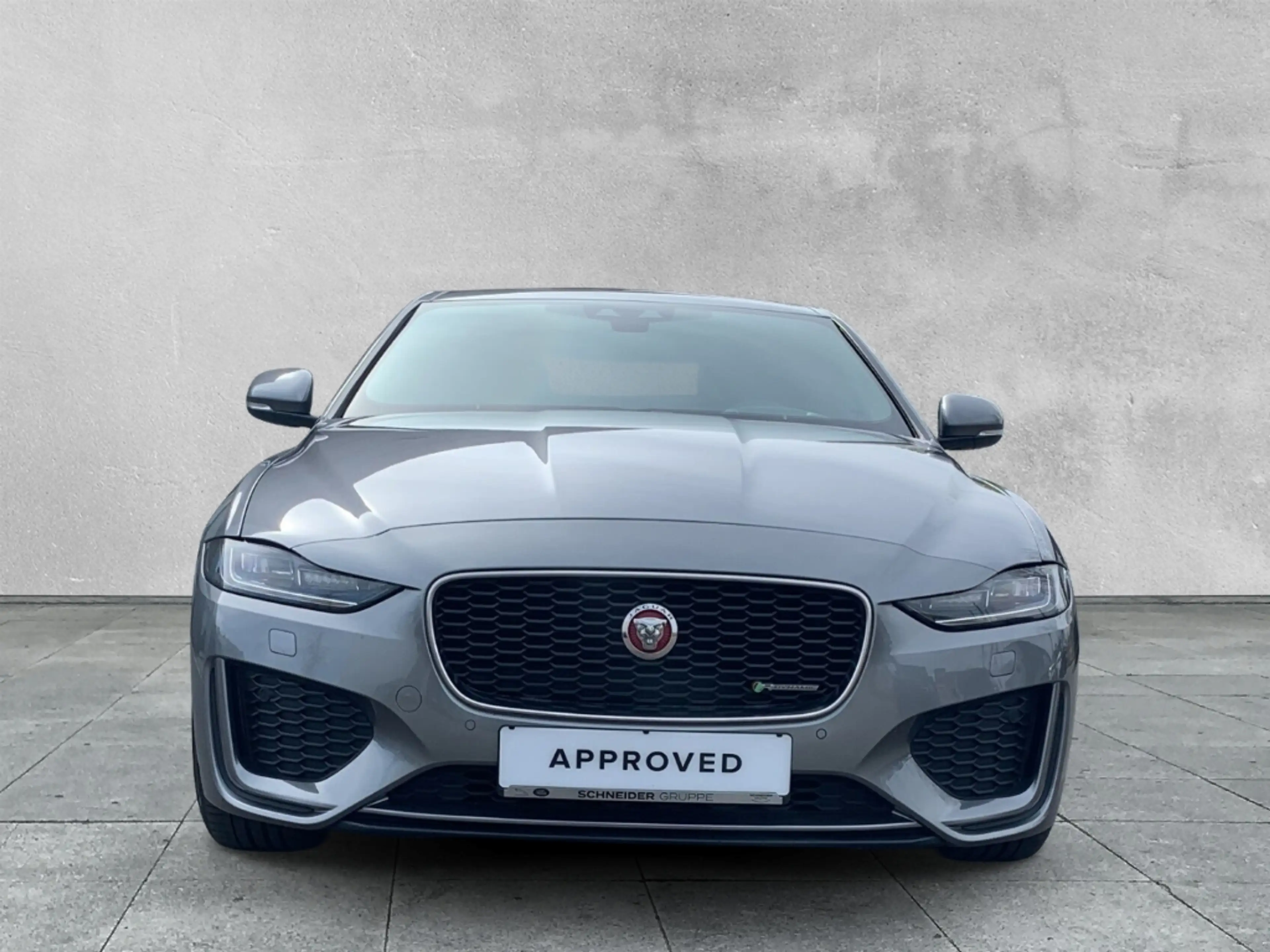 Jaguar XE R-DYNAMIC SE D180 HEAD-UP+DAB+KEYLESS ENTRY — photo 8