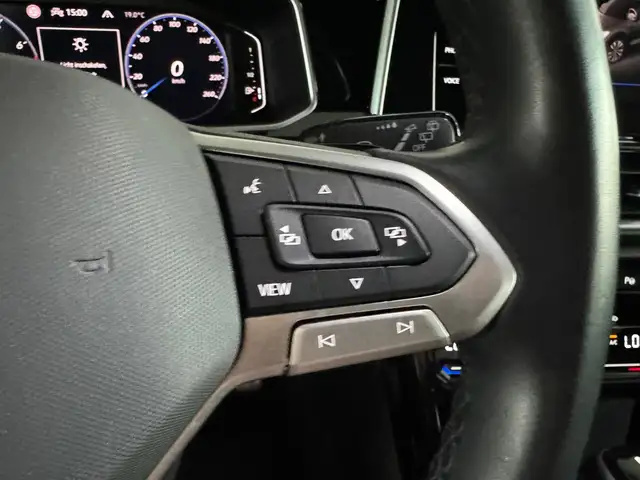 Volkswagen T-Roc view 13