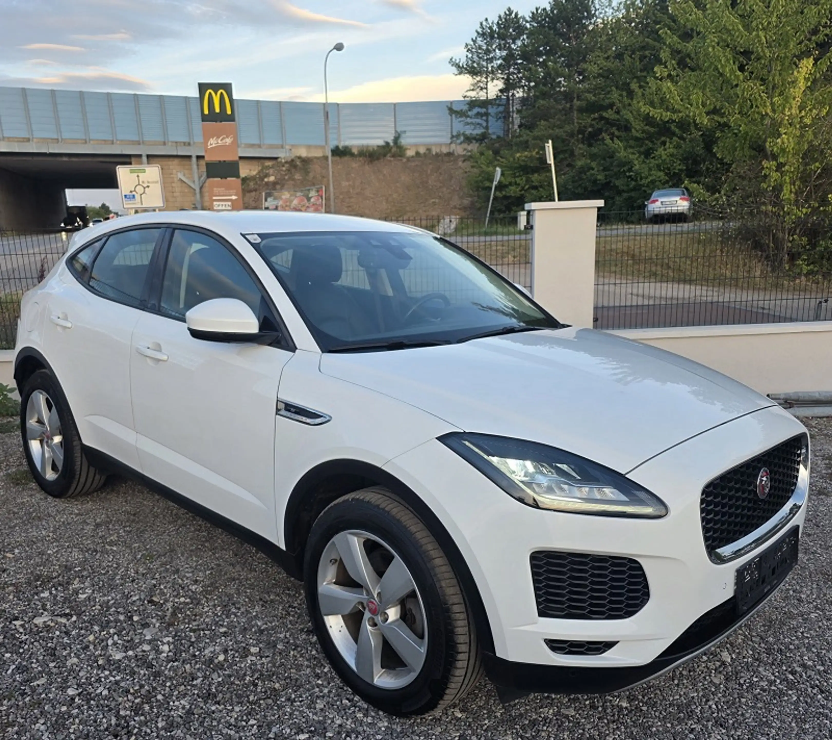 Jaguar E-Pace E-Pace 2.0DI4 D150 R-Dynamic HSE AWD Aut. — photo 2