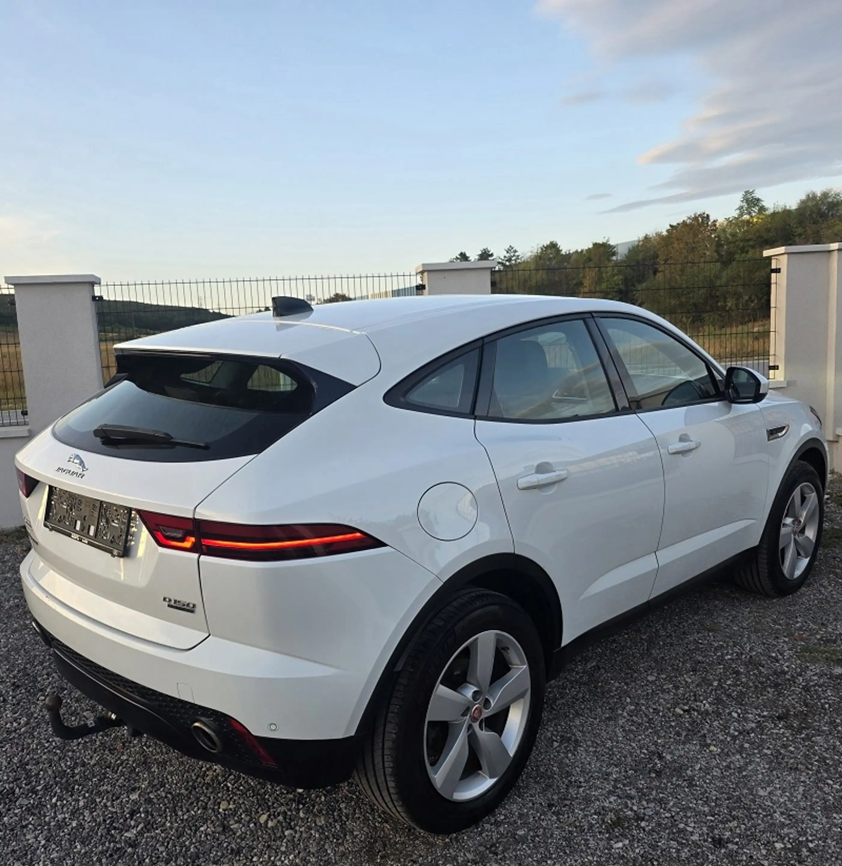 Jaguar E-Pace E-Pace 2.0DI4 D150 R-Dynamic HSE AWD Aut. — photo 4
