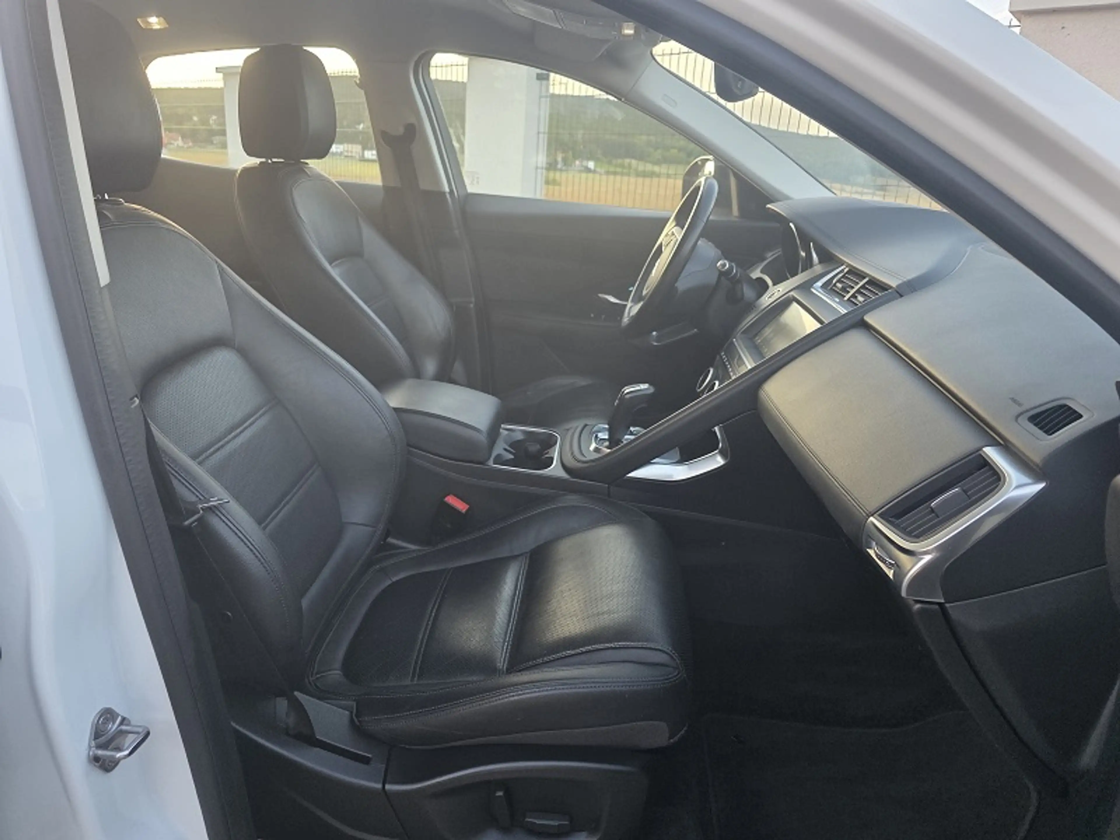 Jaguar E-Pace E-Pace 2.0DI4 D150 R-Dynamic HSE AWD Aut. — photo 13