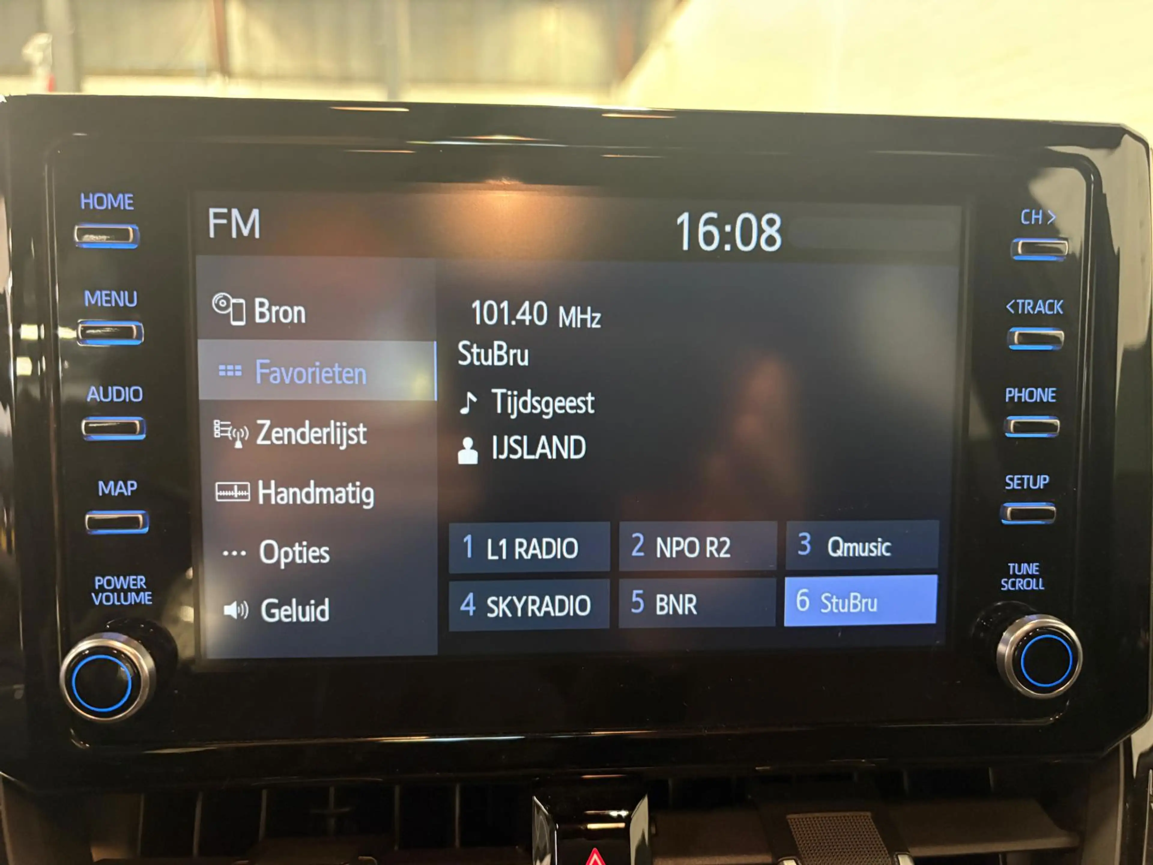 Toyota Corolla 1.8 Hybrid Executive Editon | Blindspot | PDC | LE — photo 23