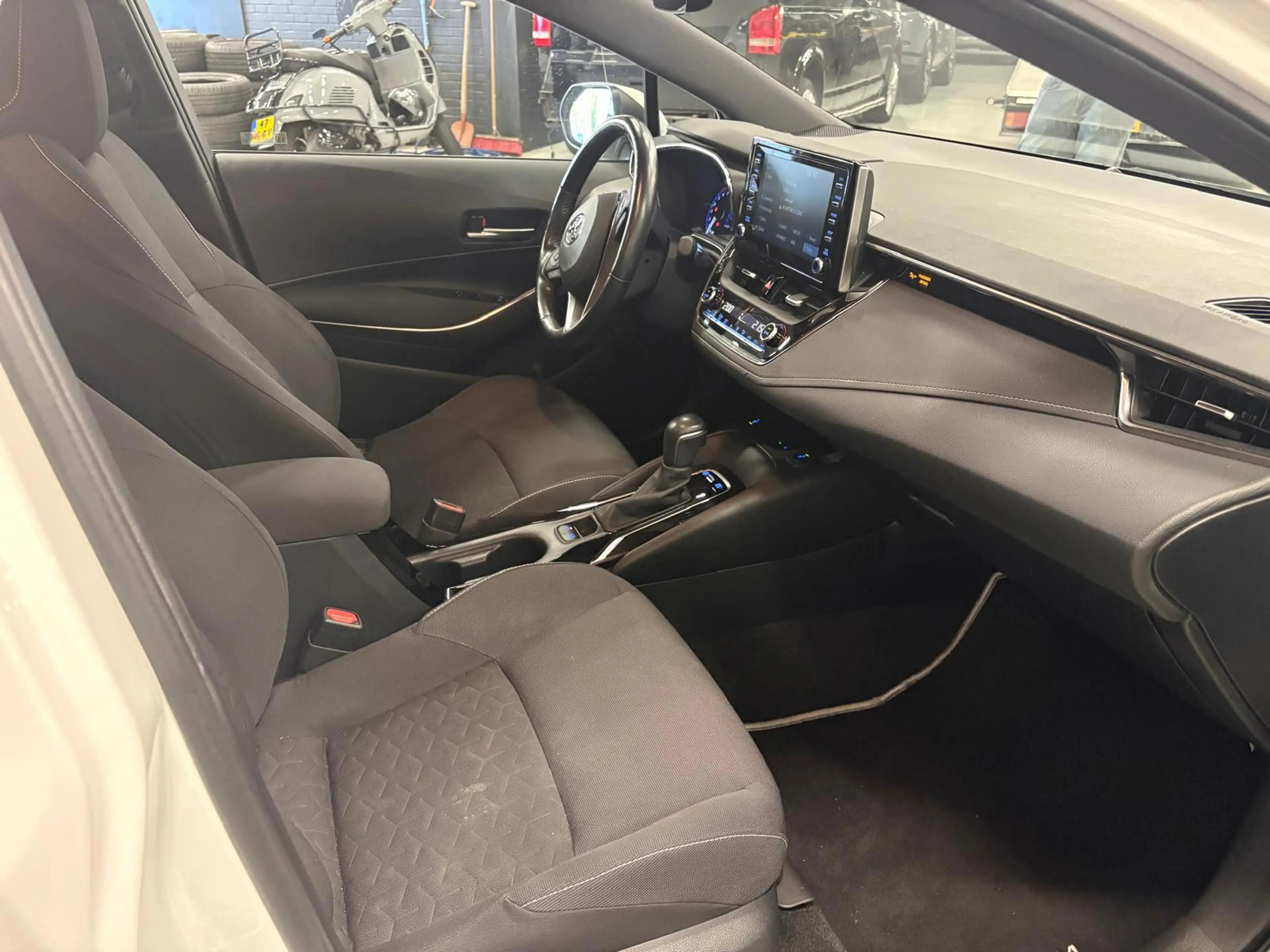 Toyota Corolla 1.8 Hybrid Executive Editon | Blindspot | PDC | LE — photo 7