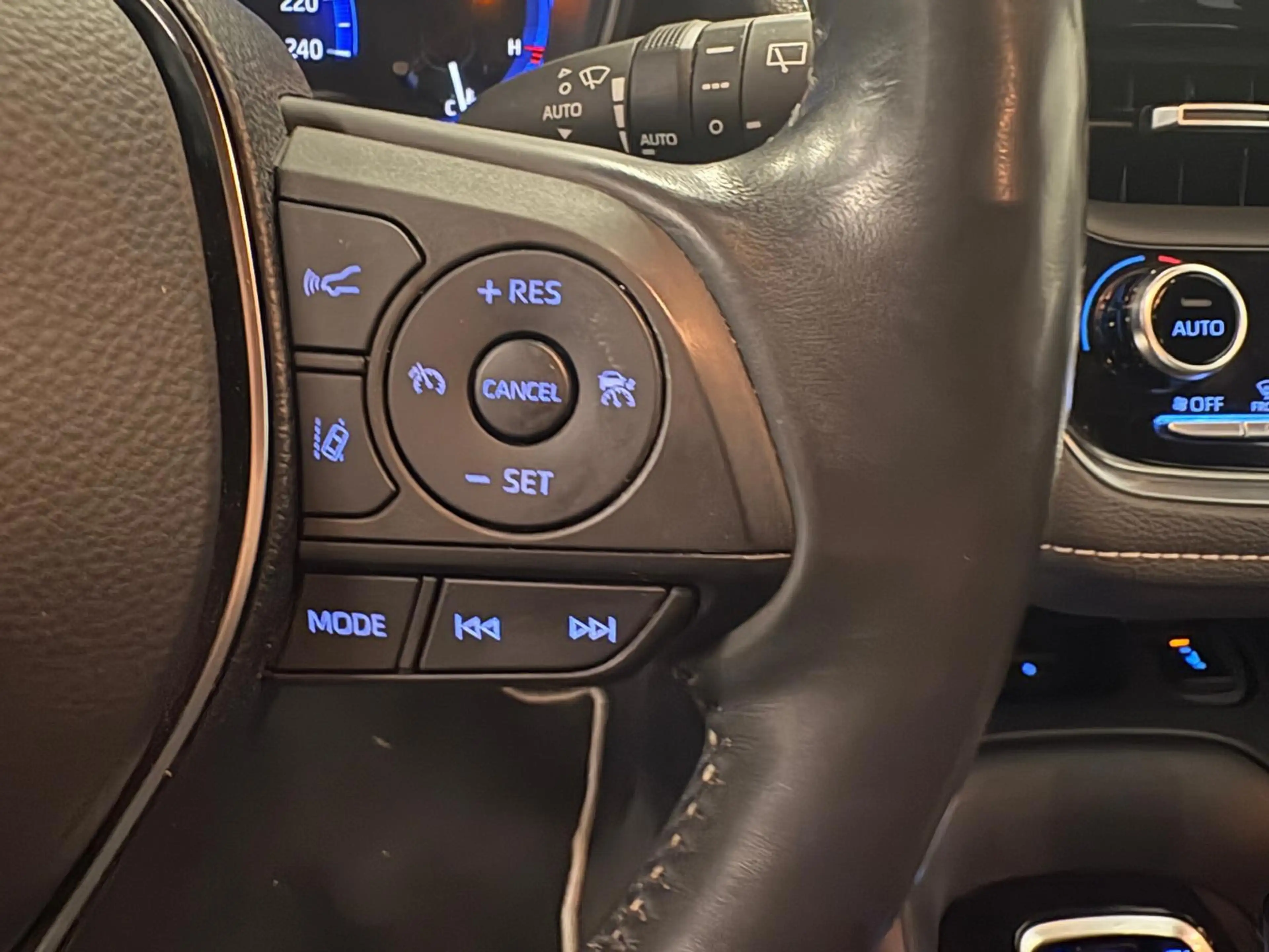 Toyota Corolla 1.8 Hybrid Executive Editon | Blindspot | PDC | LE — photo 22