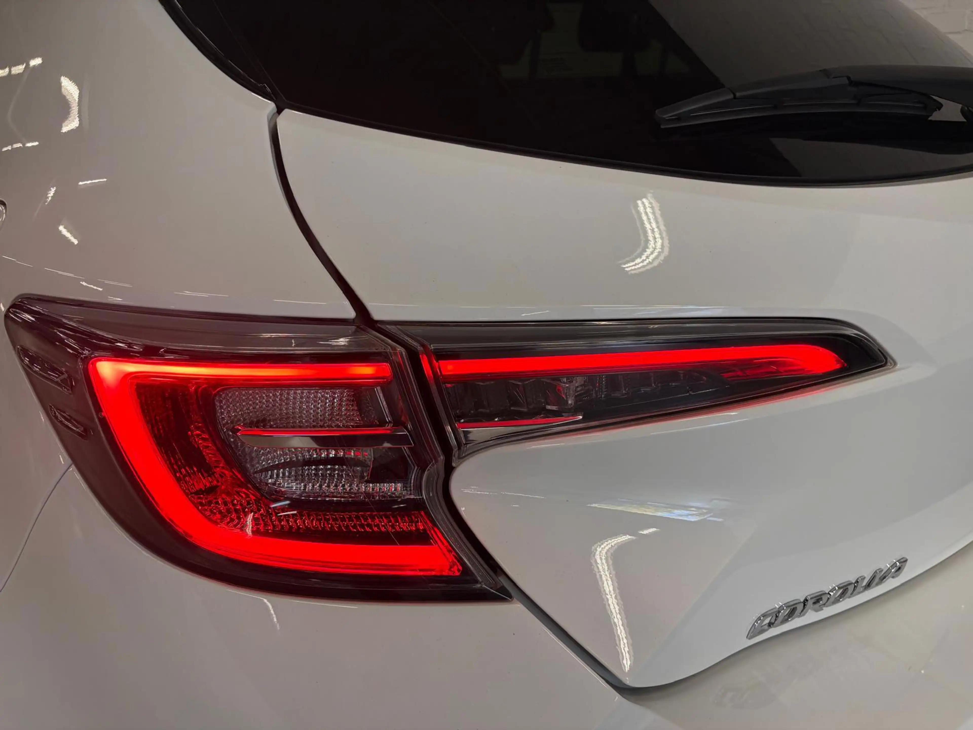 Toyota Corolla 1.8 Hybrid Executive Editon | Blindspot | PDC | LE — photo 14
