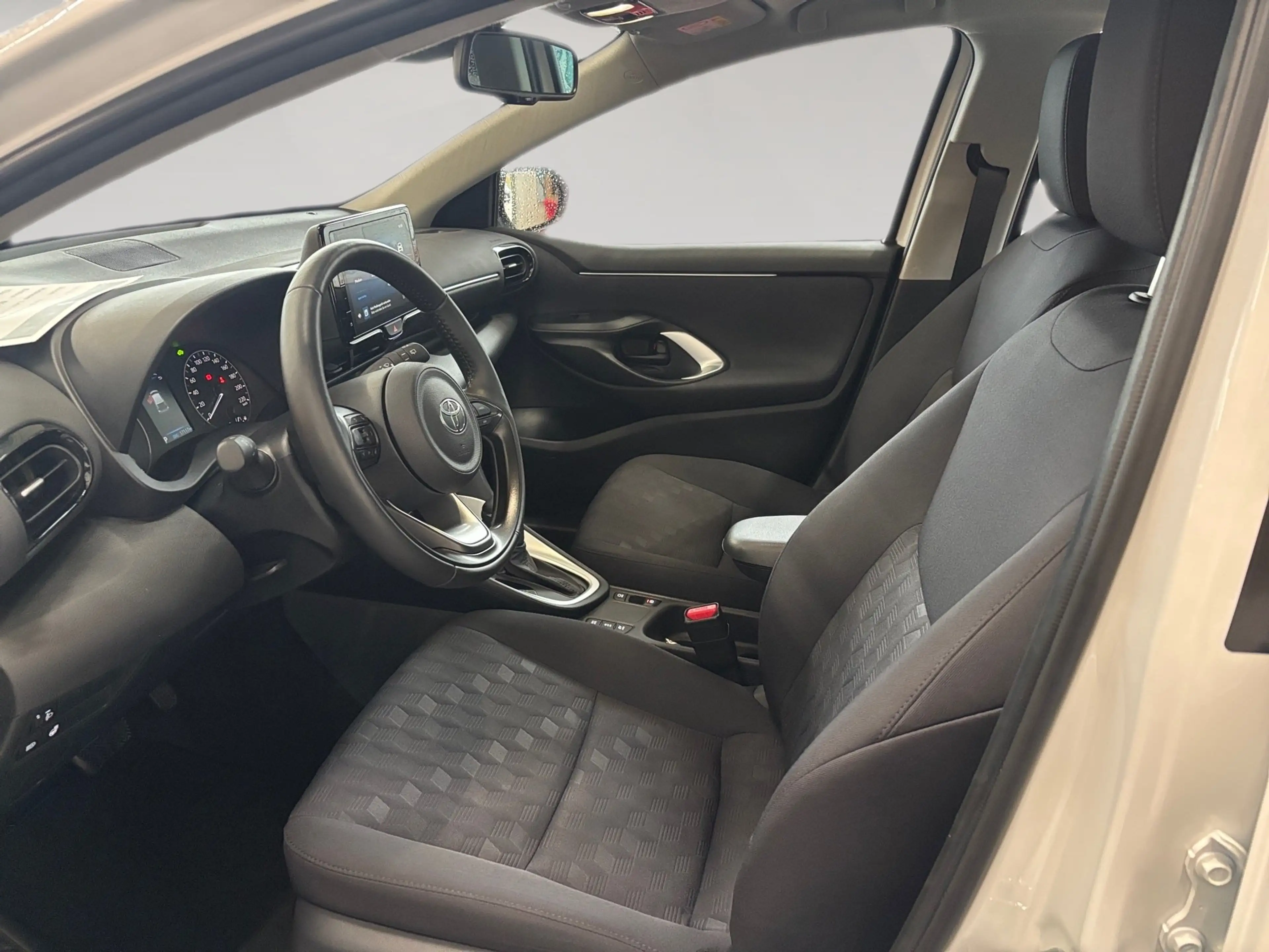 Toyota Yaris - 1.5 l Hybrid  Business AUT — photo 7
