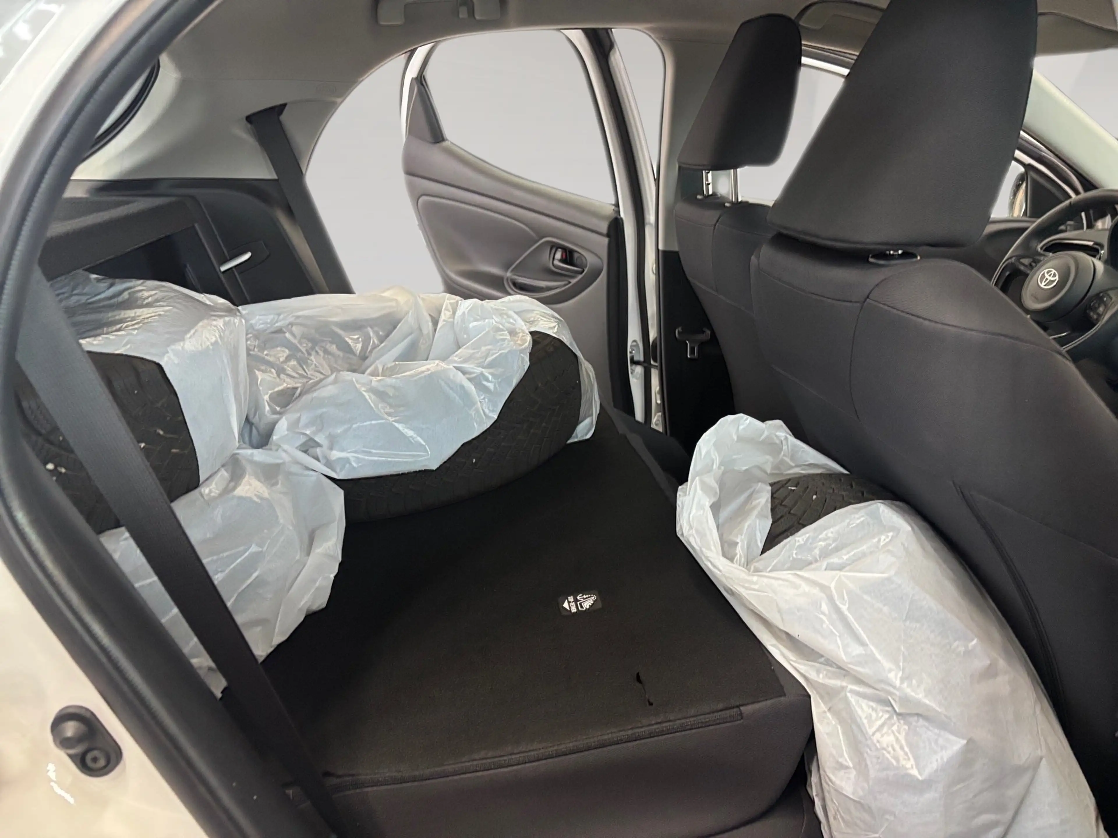 Toyota Yaris - 1.5 l Hybrid  Business AUT — photo 13