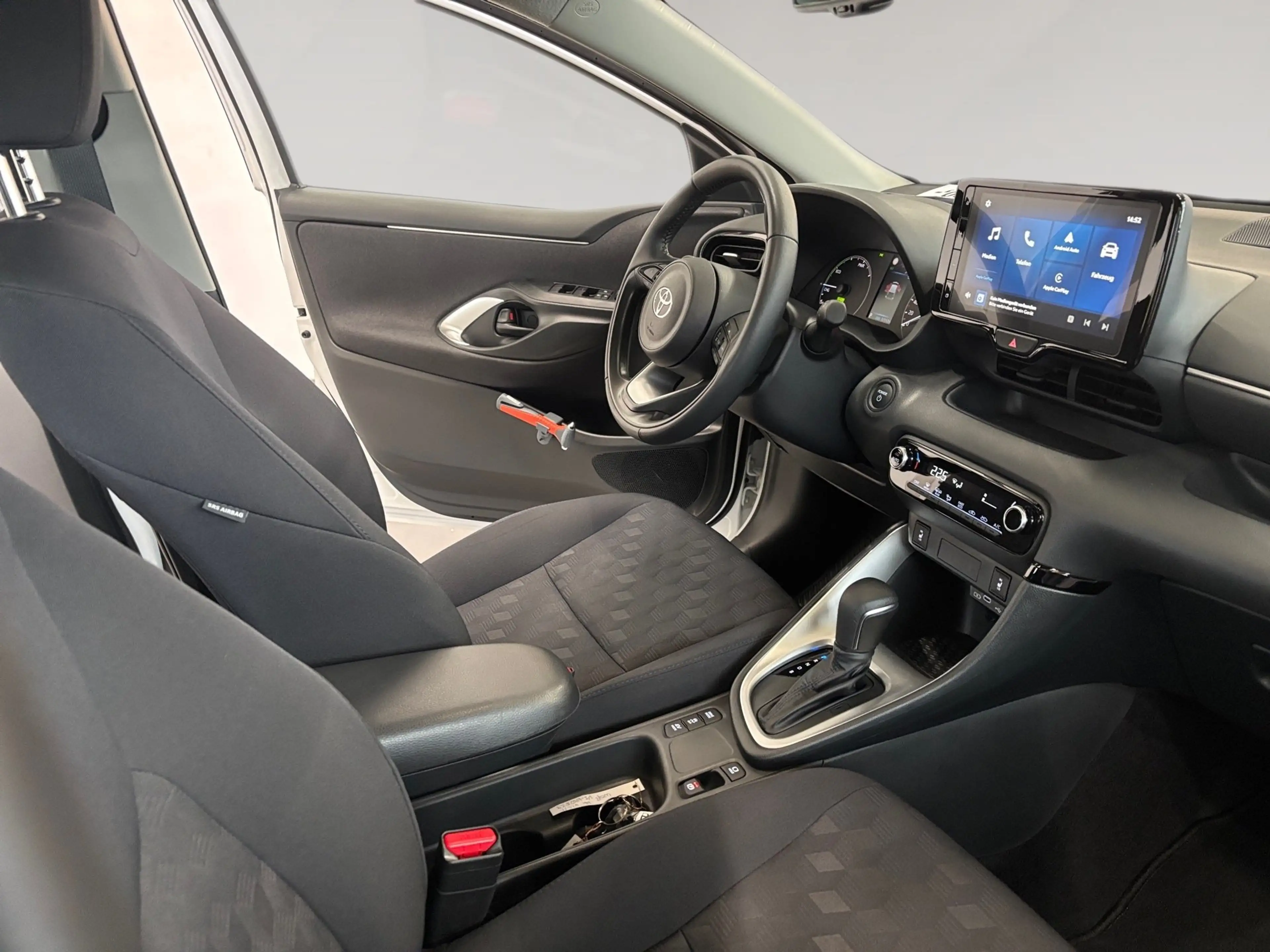 Toyota Yaris - 1.5 l Hybrid  Business AUT — photo 14