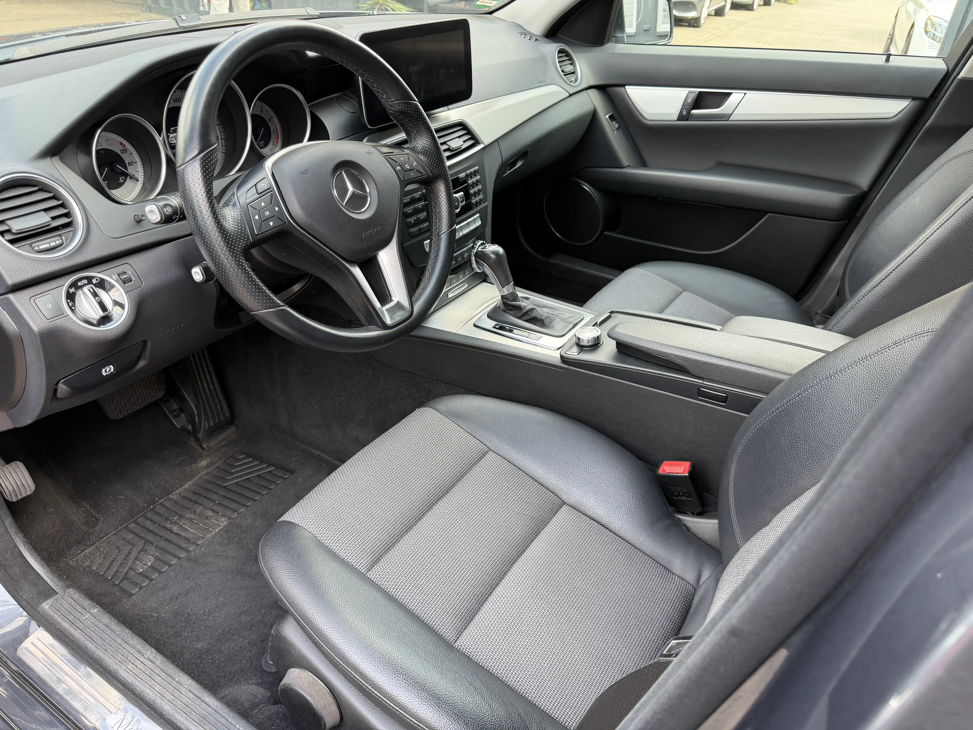 Mercedes-Benz C 180 CGI T Avatgarde BlueEfficiency 7G-TRONIC 2.H AHK Facelift — photo 15