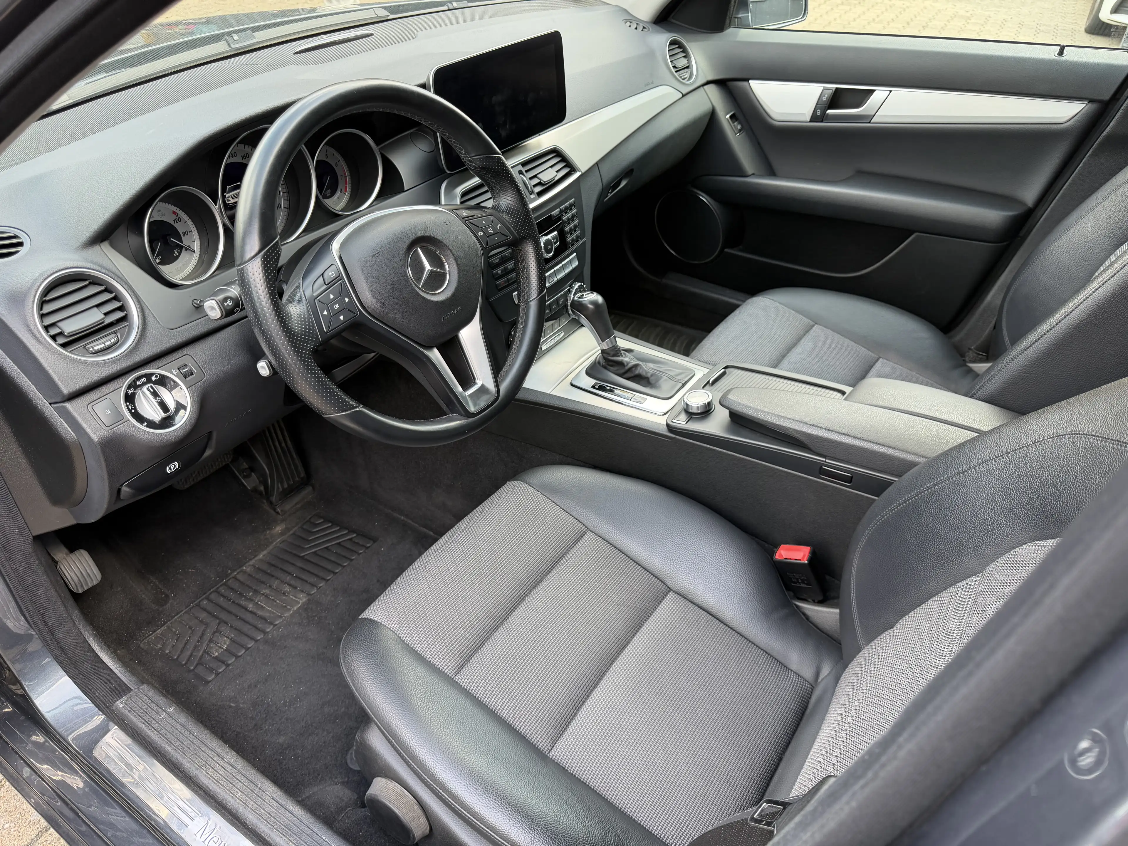 Mercedes-Benz C 180 CGI T Avatgarde BlueEfficiency 7G-TRONIC 2.H AHK Facelift — photo 3