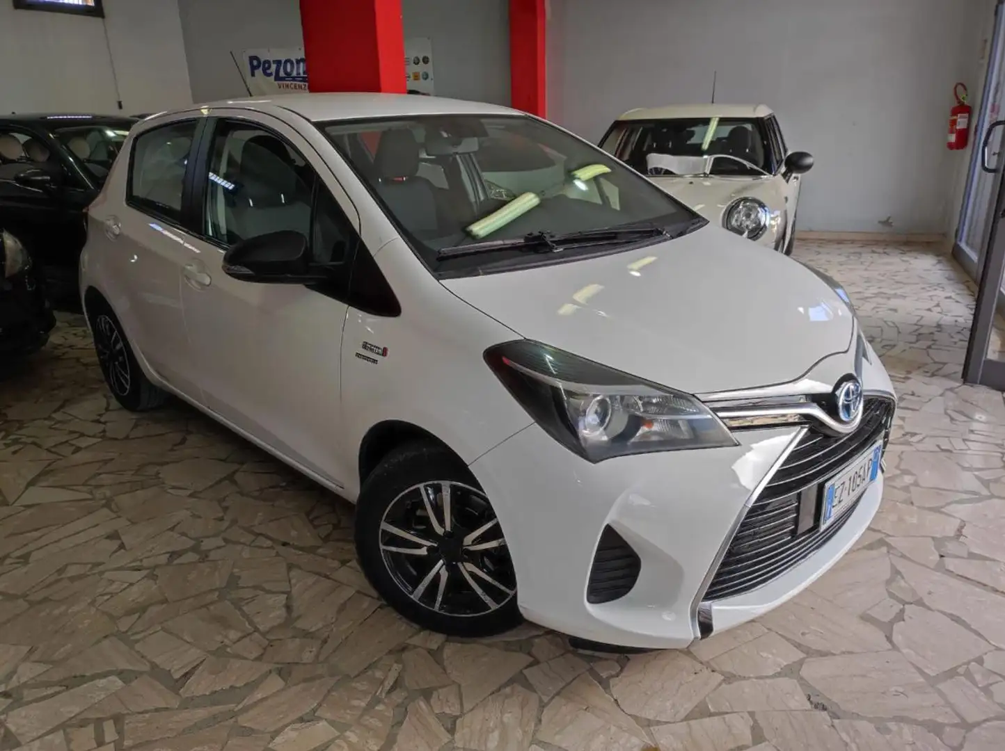 Toyota Yaris 1.5 Hybrid 5 porte Style Bianco - 1
