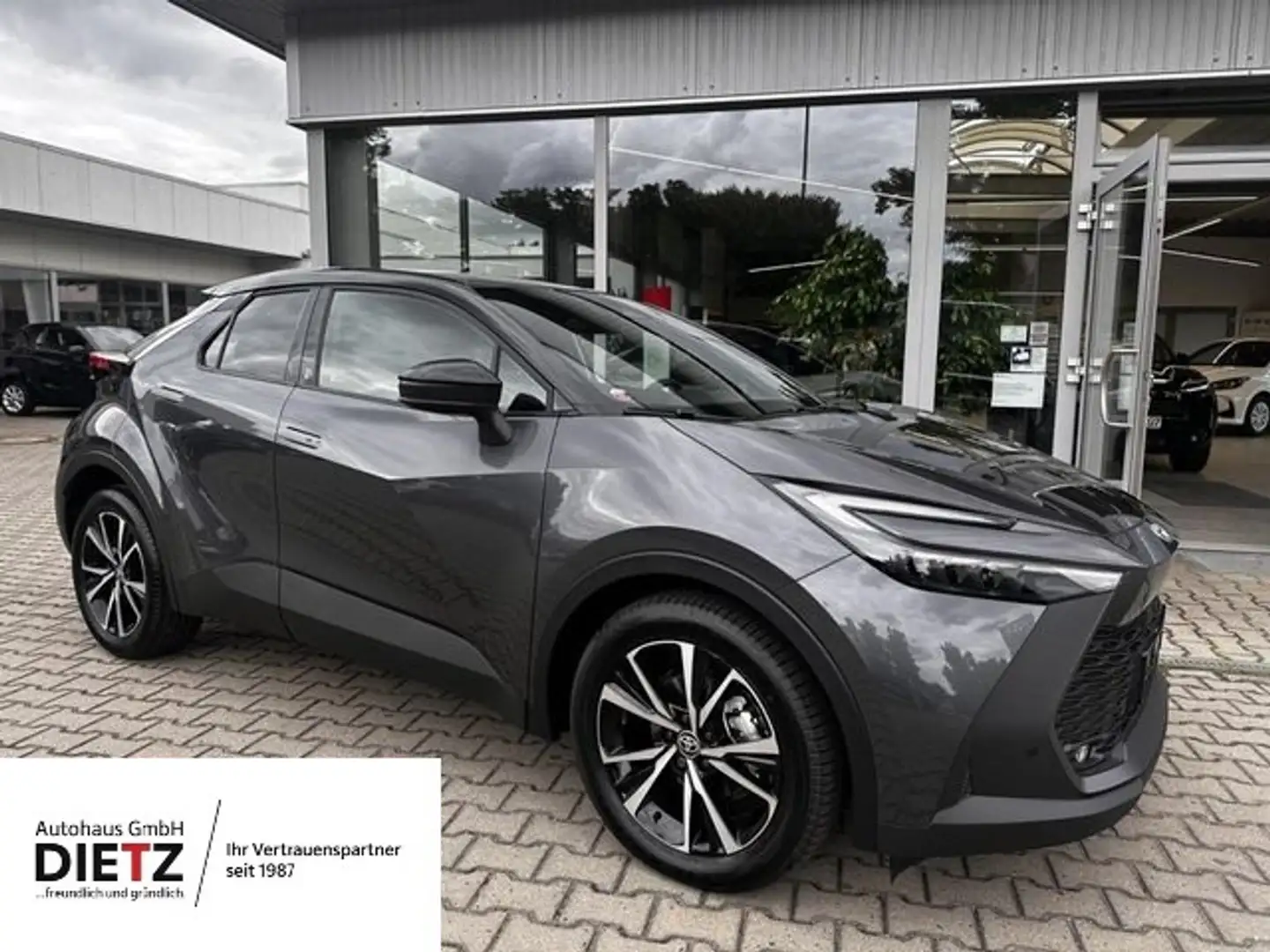 Toyota C-HR 1.8 Hybrid FWD Team D*NAVI*ACC*TOTW*KAM Grau - 1