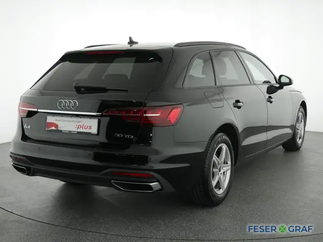 Audi A4 view 4