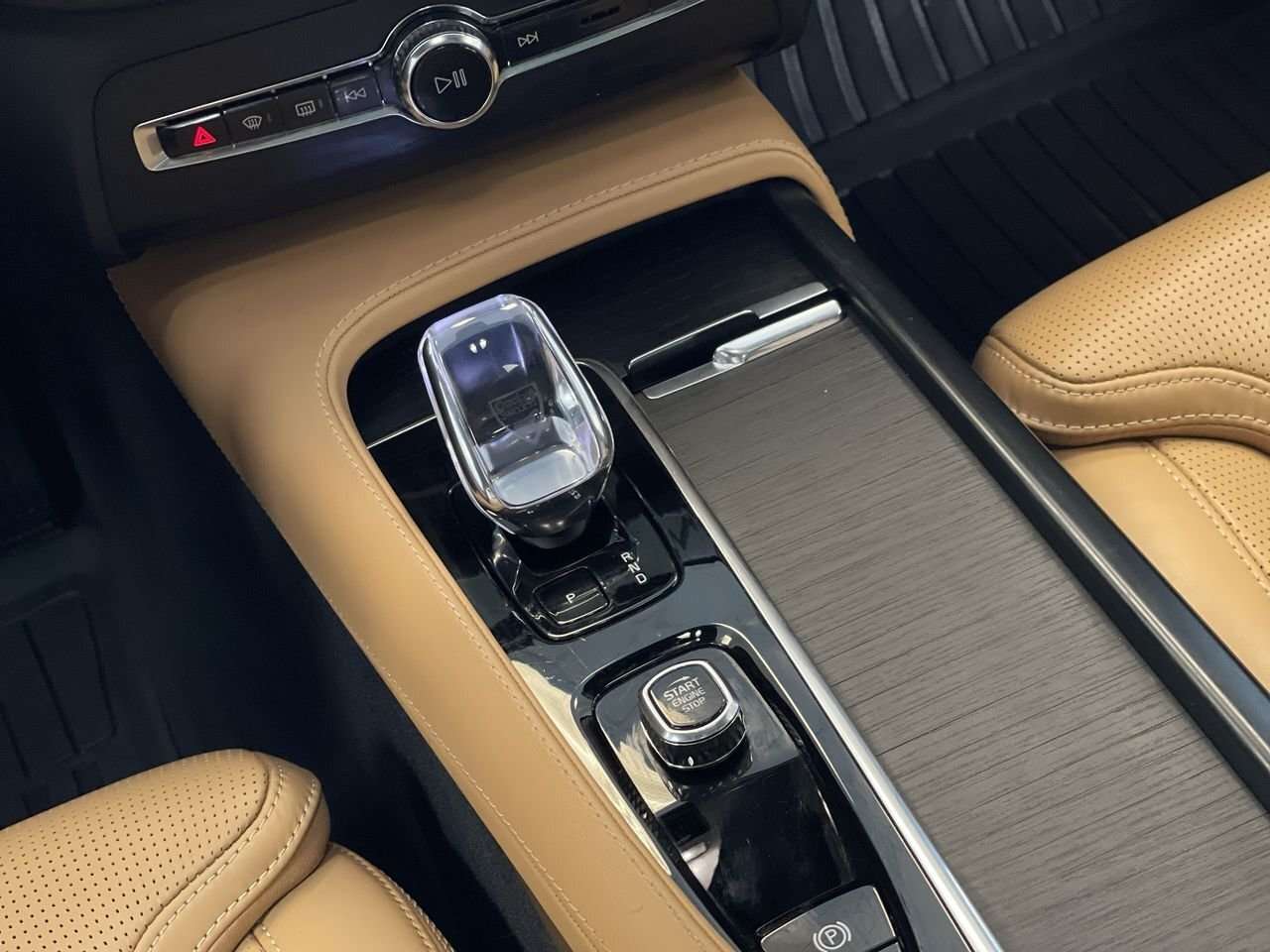 2025 Volvo XC90 B6 AWD Ultra Bright Theme 7-Seater Lane Keep, Harm thumb 28