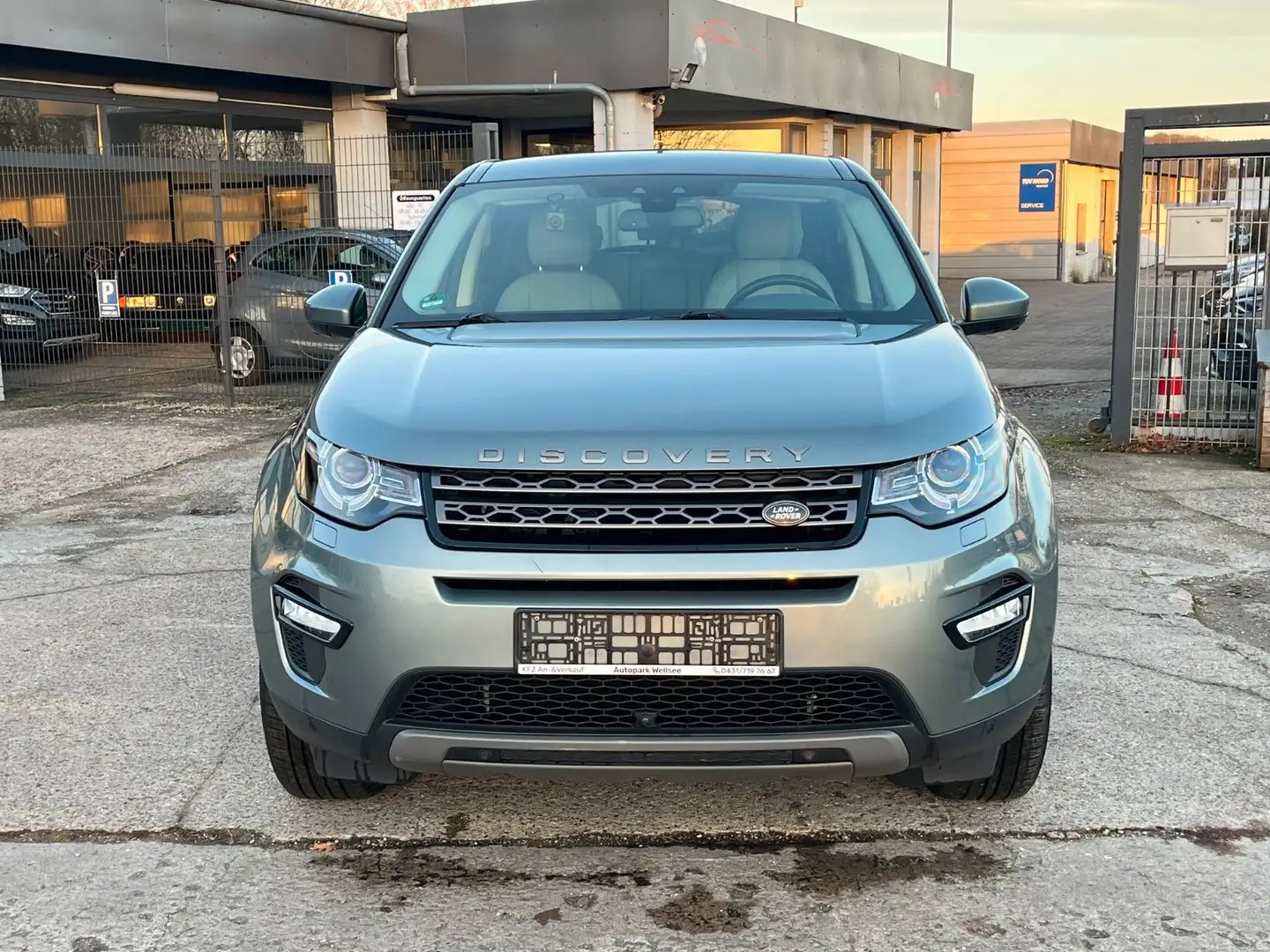 Land Rover Discovery Sport SE AWD *PANO* 1.HAND* Grau - 2