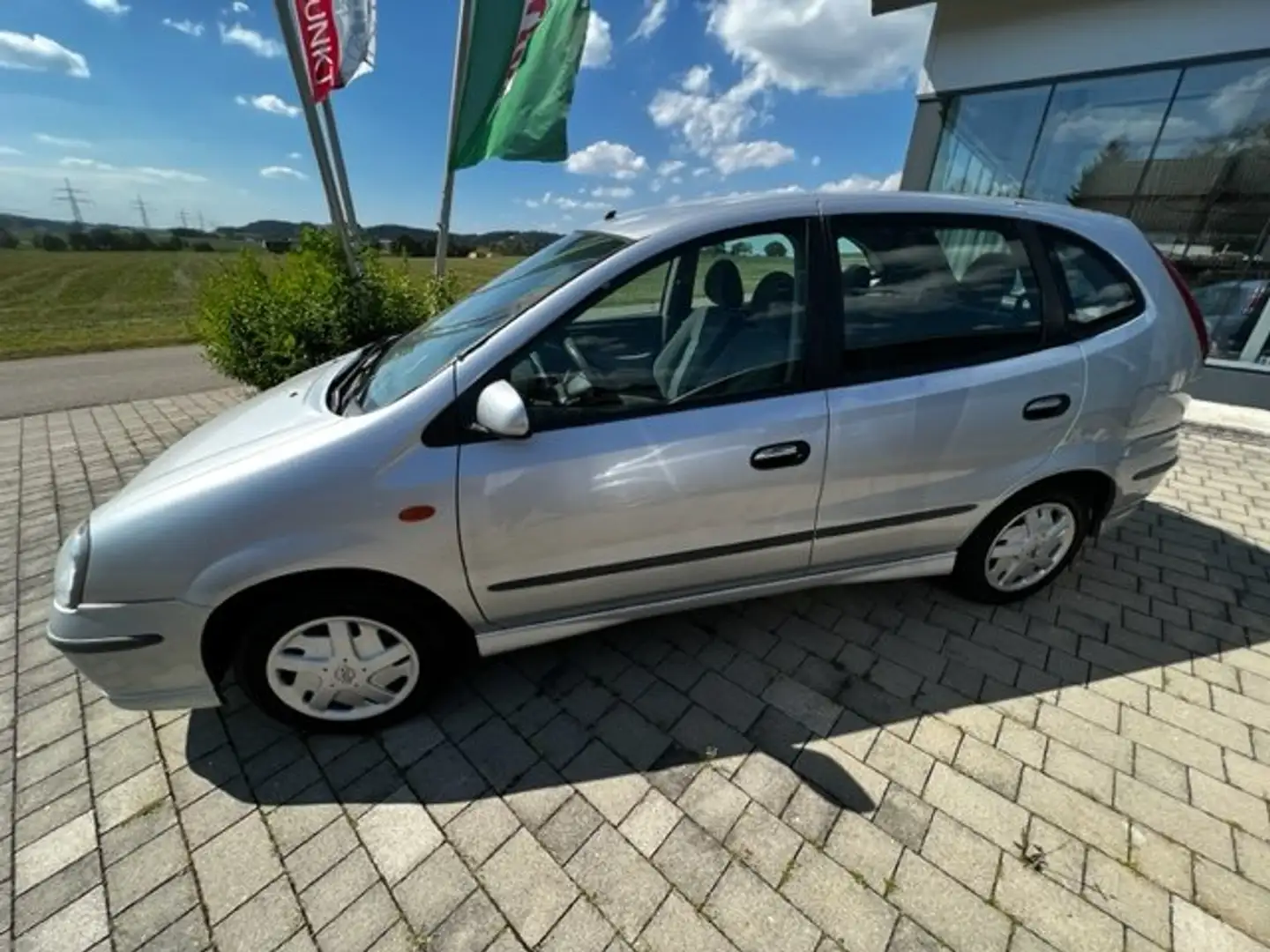 Nissan Almera Tino srebrna - 2