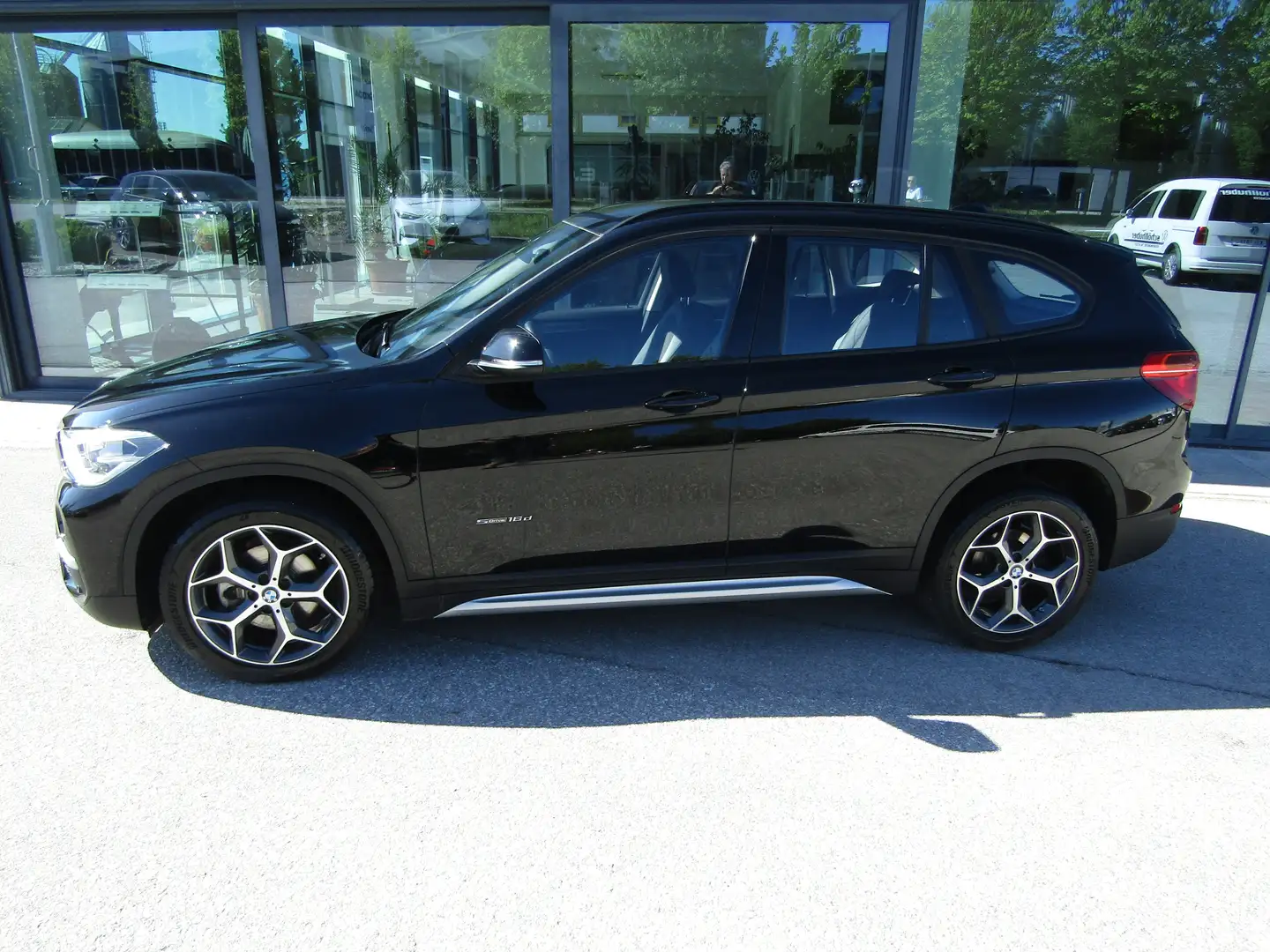 BMW X1 X1 sDrive16d xLine Schwarz - 2