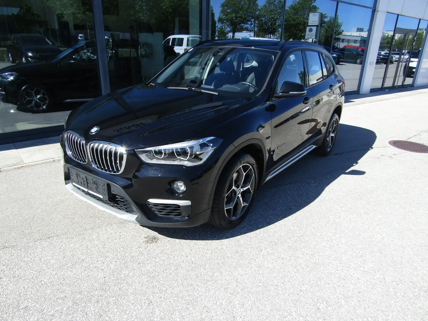 BMW X1 X1 sDrive16d xLine Schwarz - 1