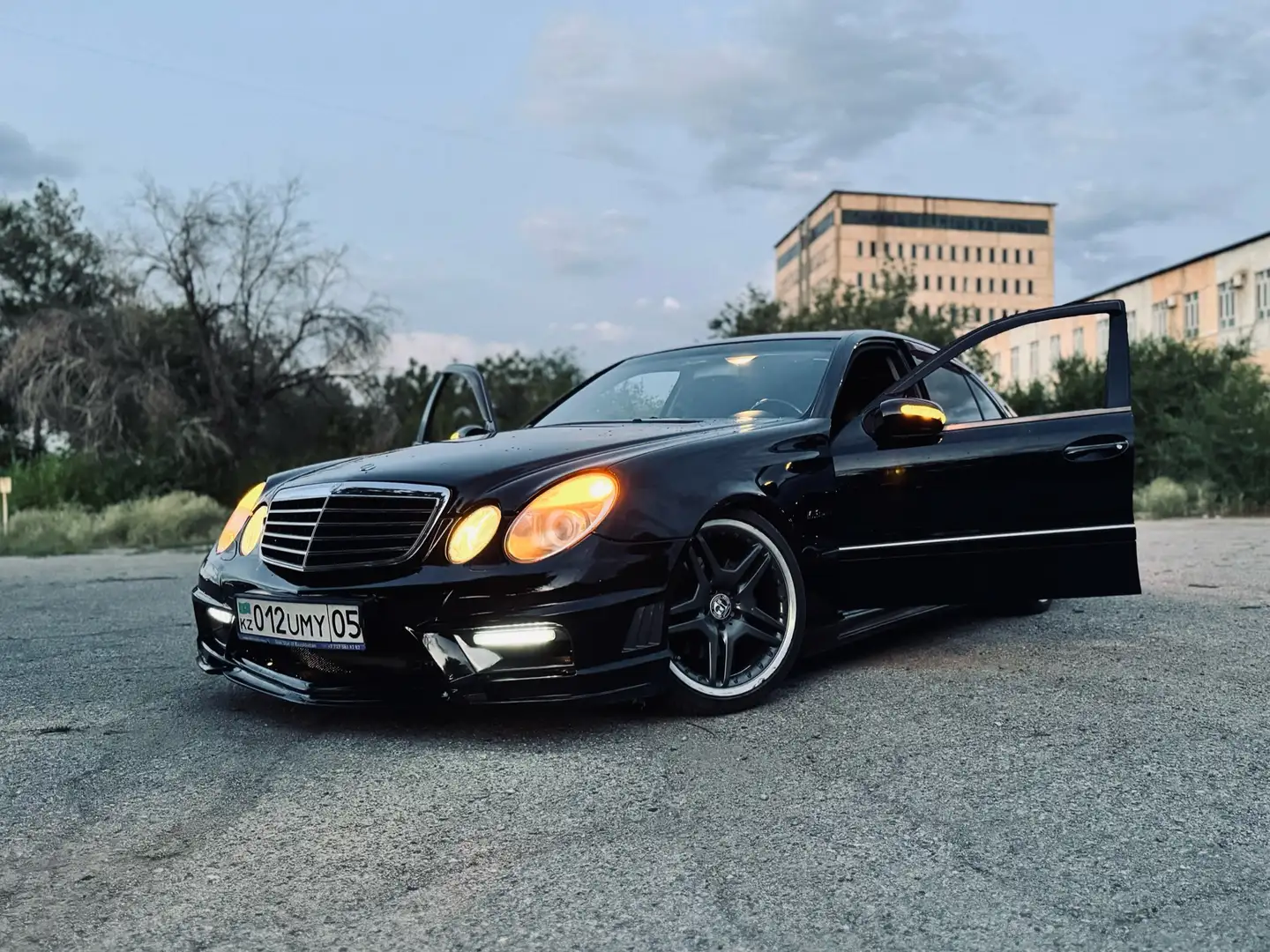 Mercedes-Benz E 550 WALD Black Bison, Avantgarde Fekete - 2