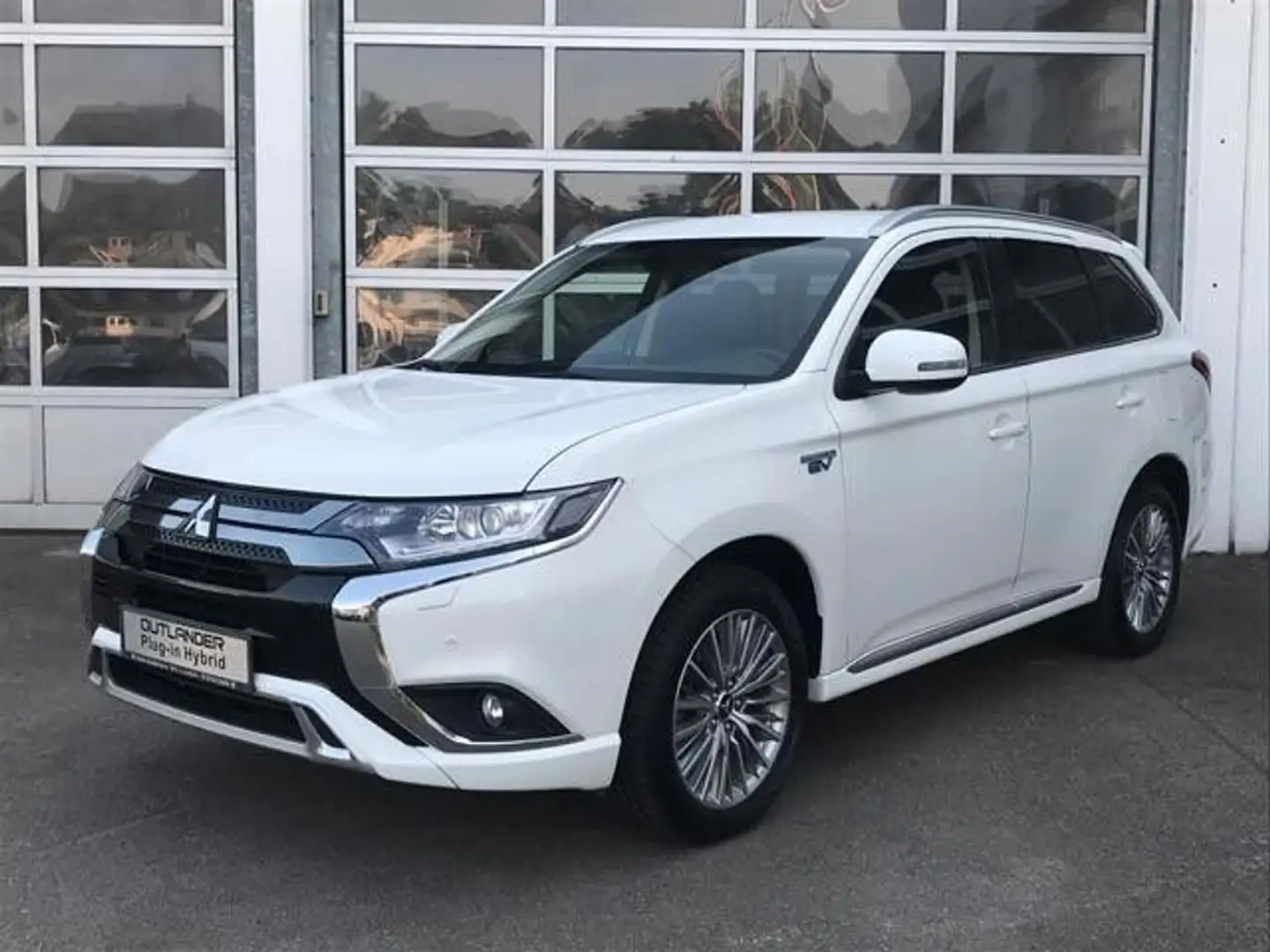 Mitsubishi Outlander 2.4 MIVEC PLUG-IN HYBRID 4WD Basis Weiß - 1