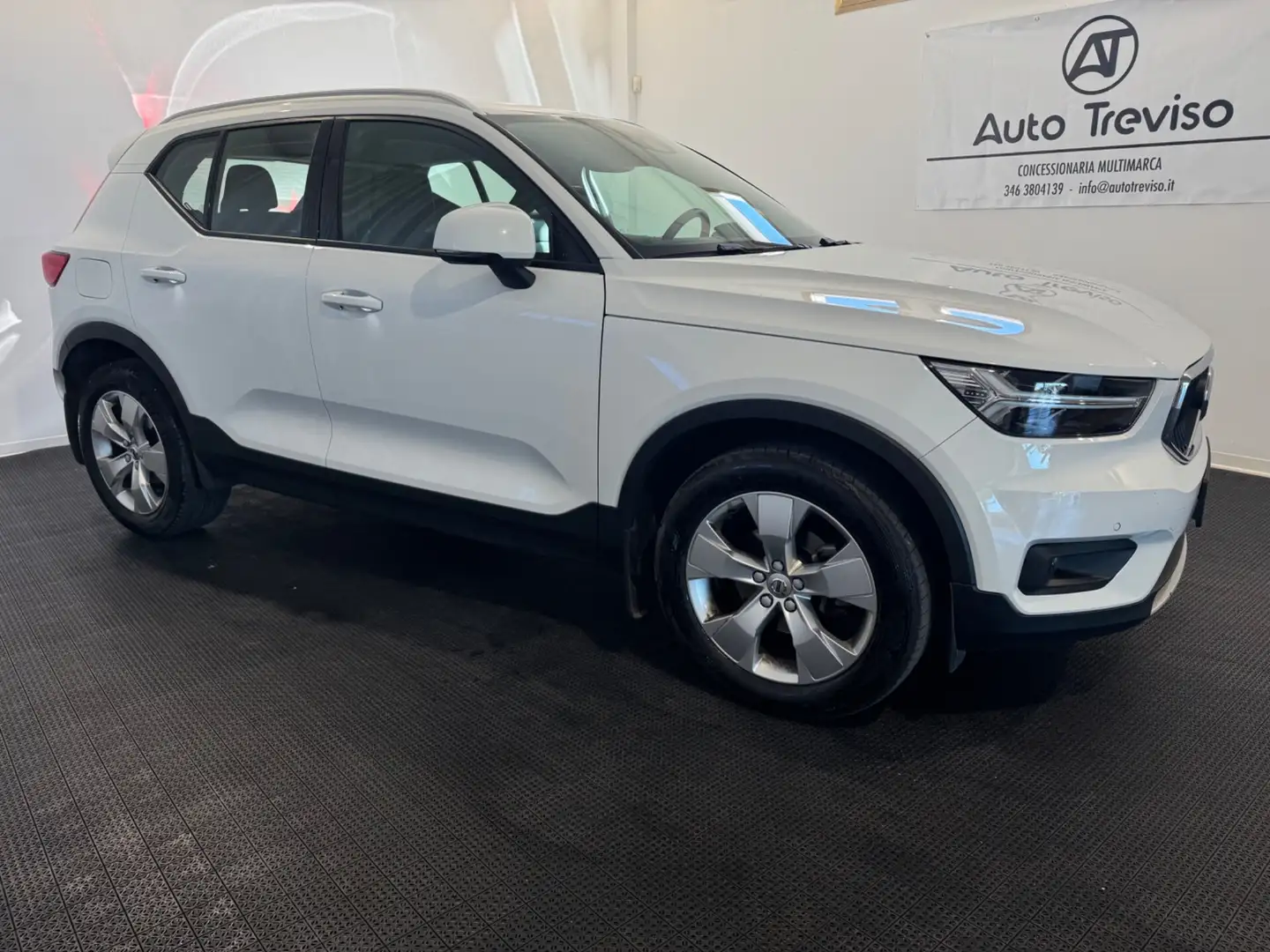 Volvo XC40 D3 Geartronic Momentum Blanco - 2