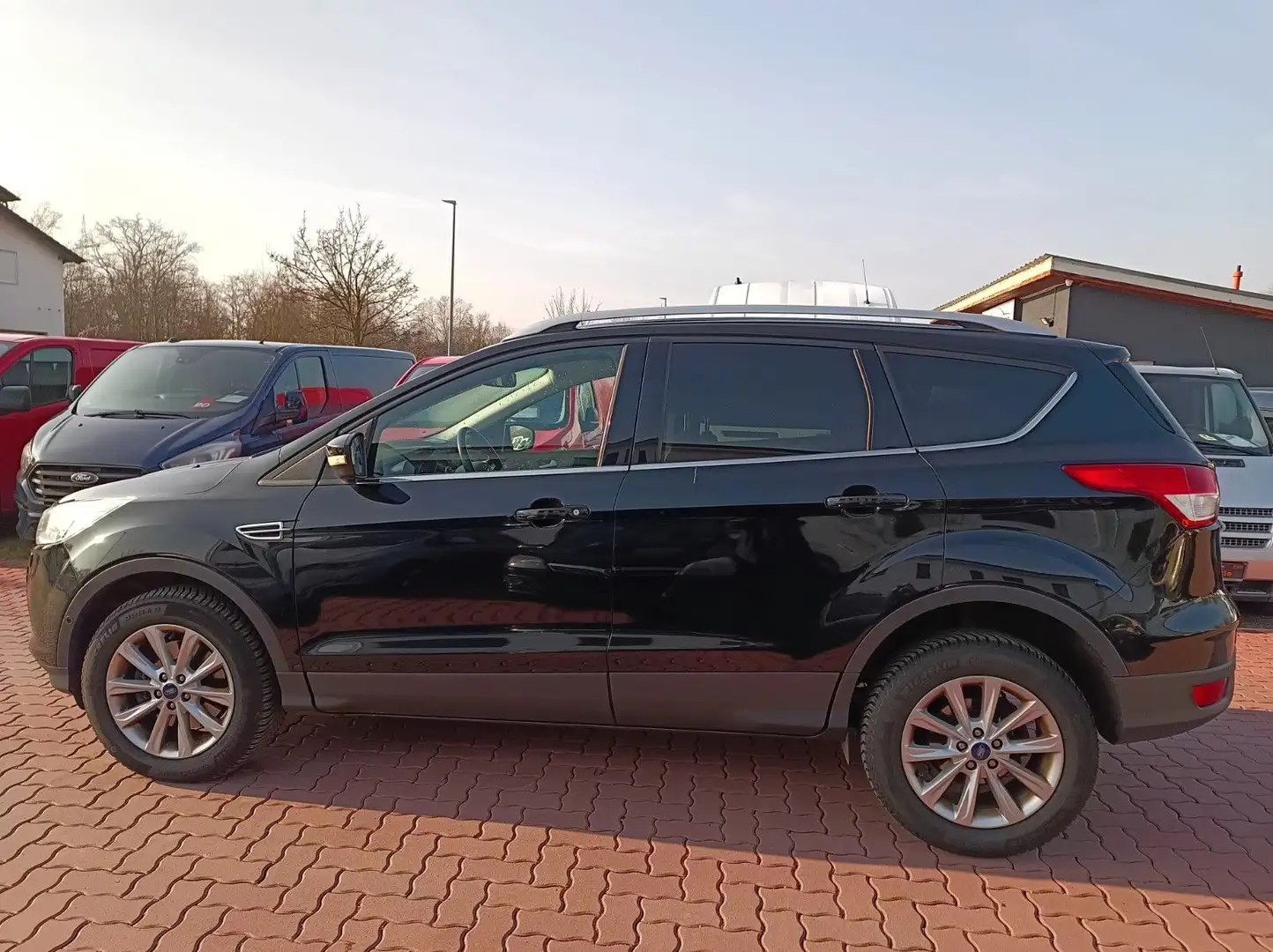 Ford Kuga Titanium4x4 Automatik*CarPlay*SHZ*Parkhilfe Noir - 2