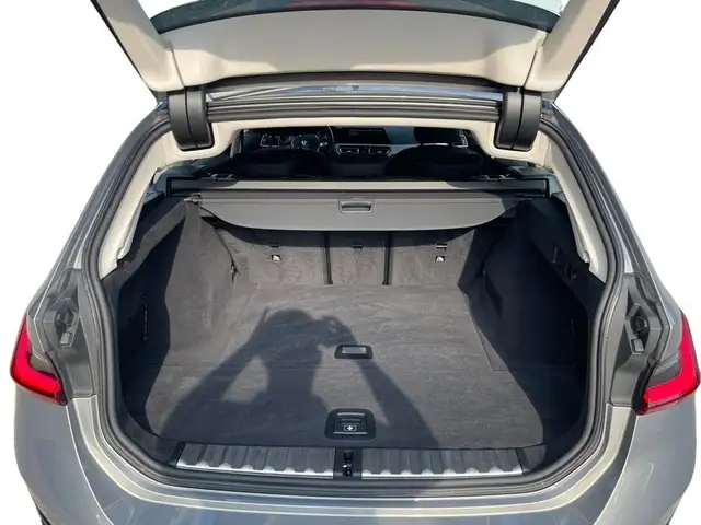BMW 3 Series view 5