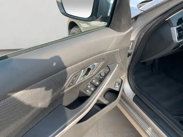 BMW 3 Series view 9