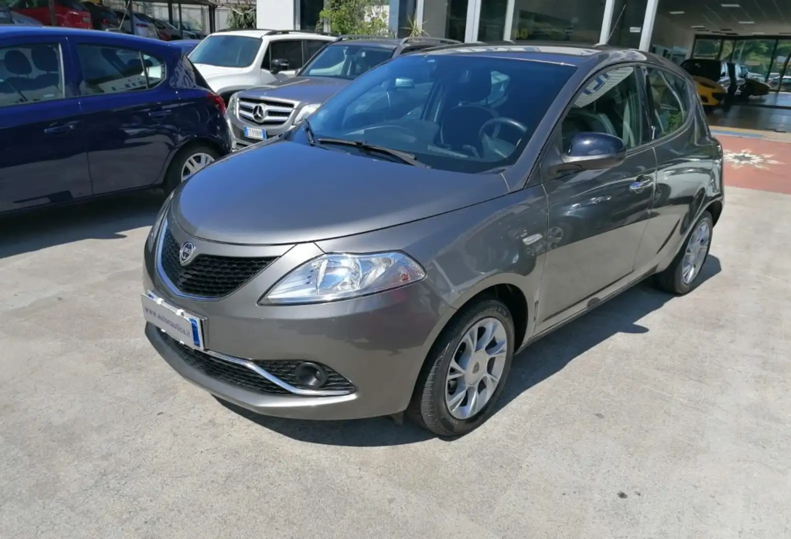 Lancia Ypsilon 1.2 69cv 5PORTE GOLD Gris - 1