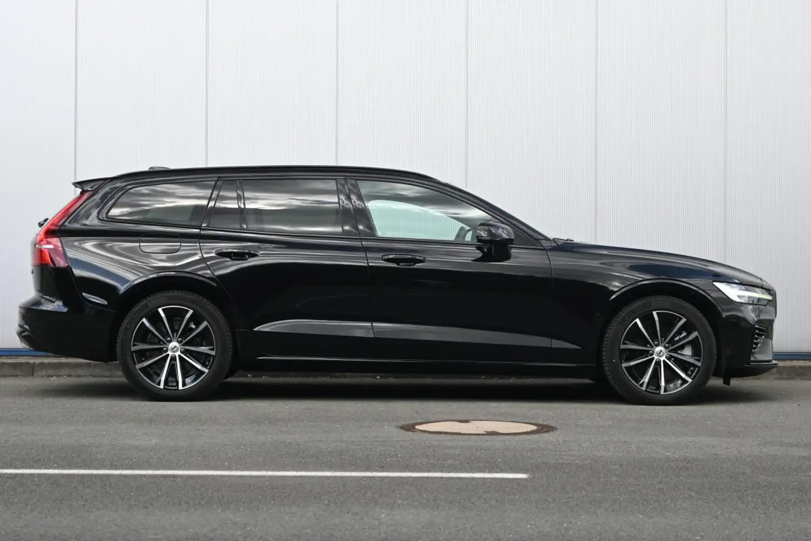 Volvo V60 T6 Plus Dark Business / Pano / Head Up / 0,5% Schwarz - 2