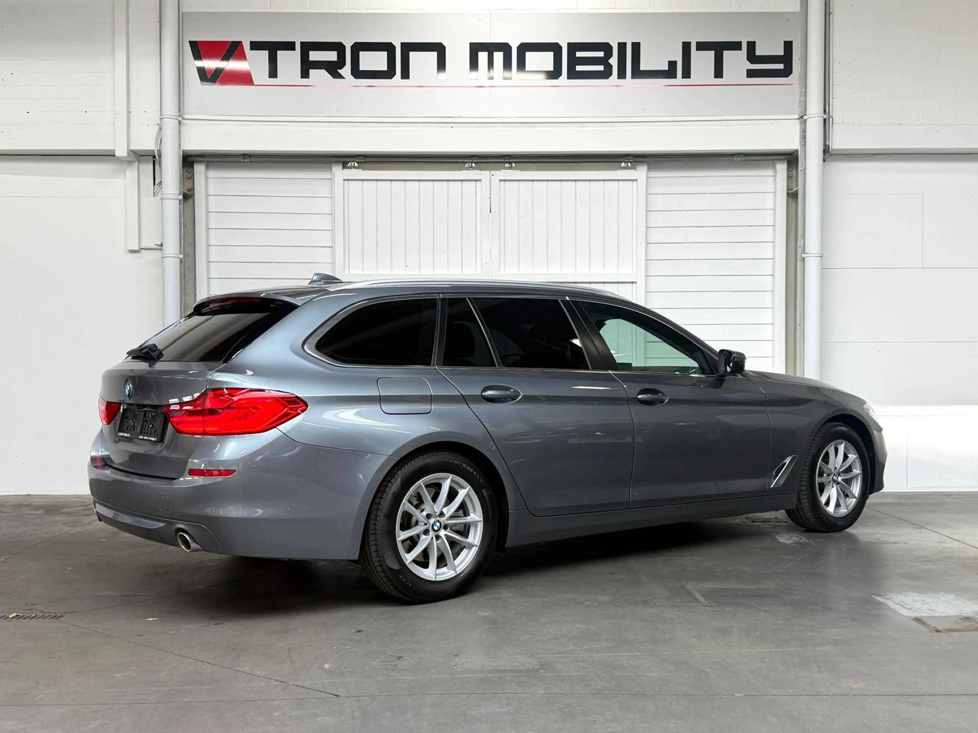 BMW 518 dA Touring NAVI*PDC*LED*CAMERA*CARPLAY*TREKHAAK*LEDER* — photo 4