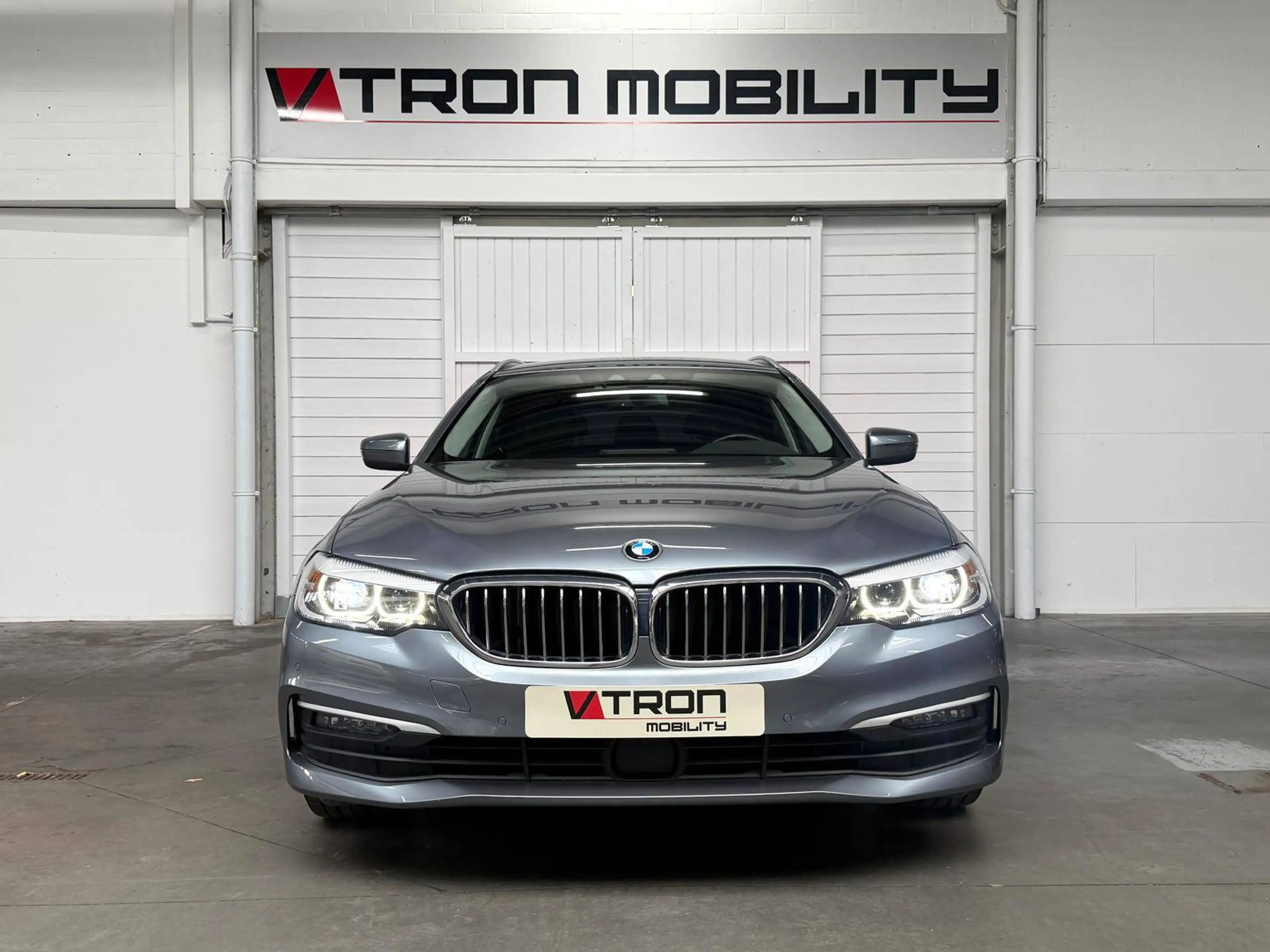 BMW 518 dA Touring NAVI*PDC*LED*CAMERA*CARPLAY*TREKHAAK*LEDER* — photo 2