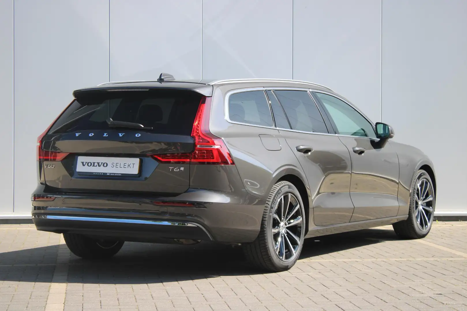 Volvo V60 T6 Plug-in hybrid AWD Essential Edition | Adaptiev Gri - 2