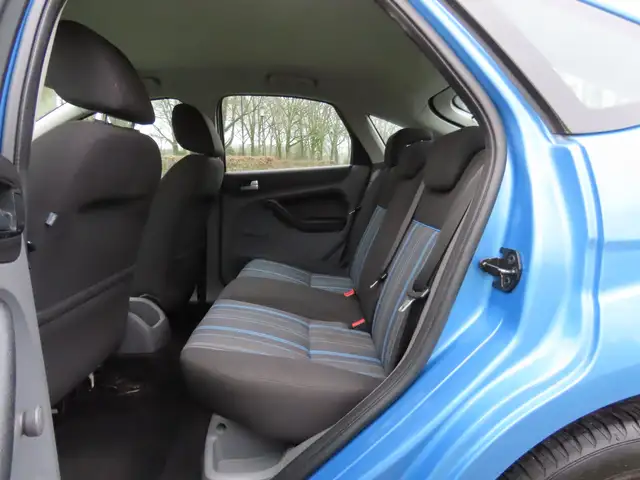 Ford Focus view 9