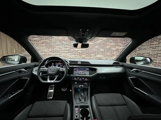 Audi Q3 view 9