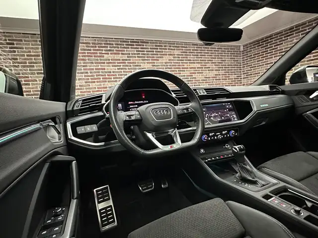 Audi Q3 view 3
