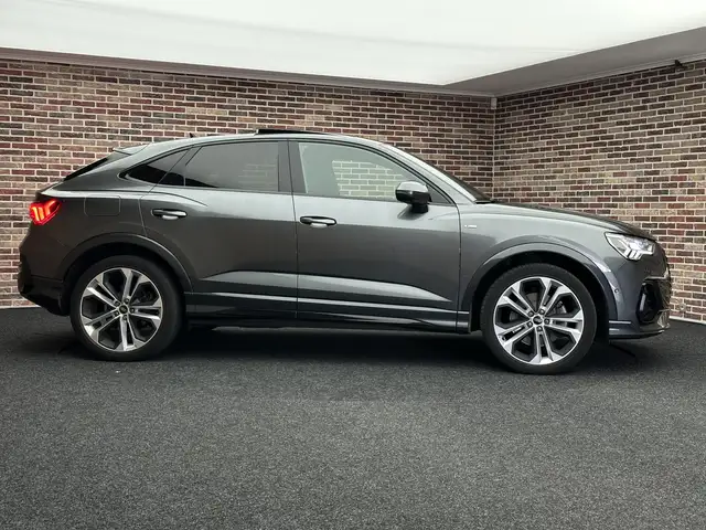 Audi Q3 view 5
