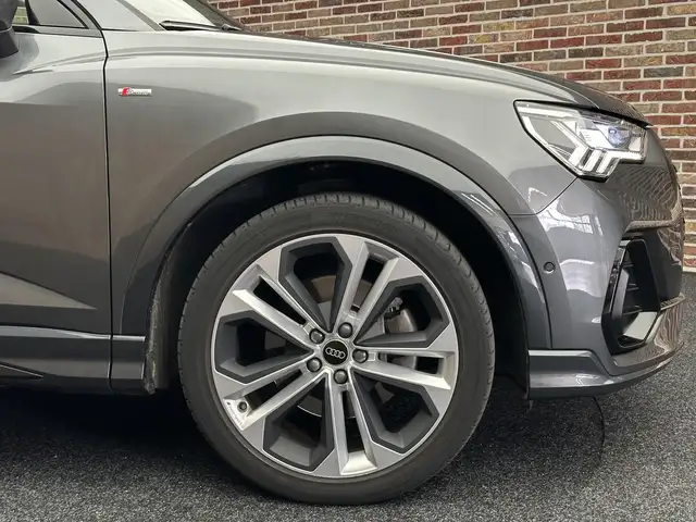 Audi Q3 view 8