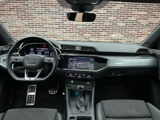 Audi Q3 view 10