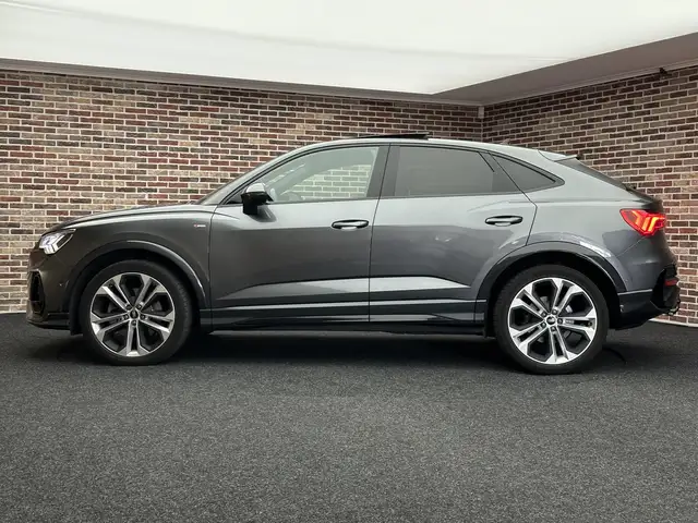 Audi Q3 view 6