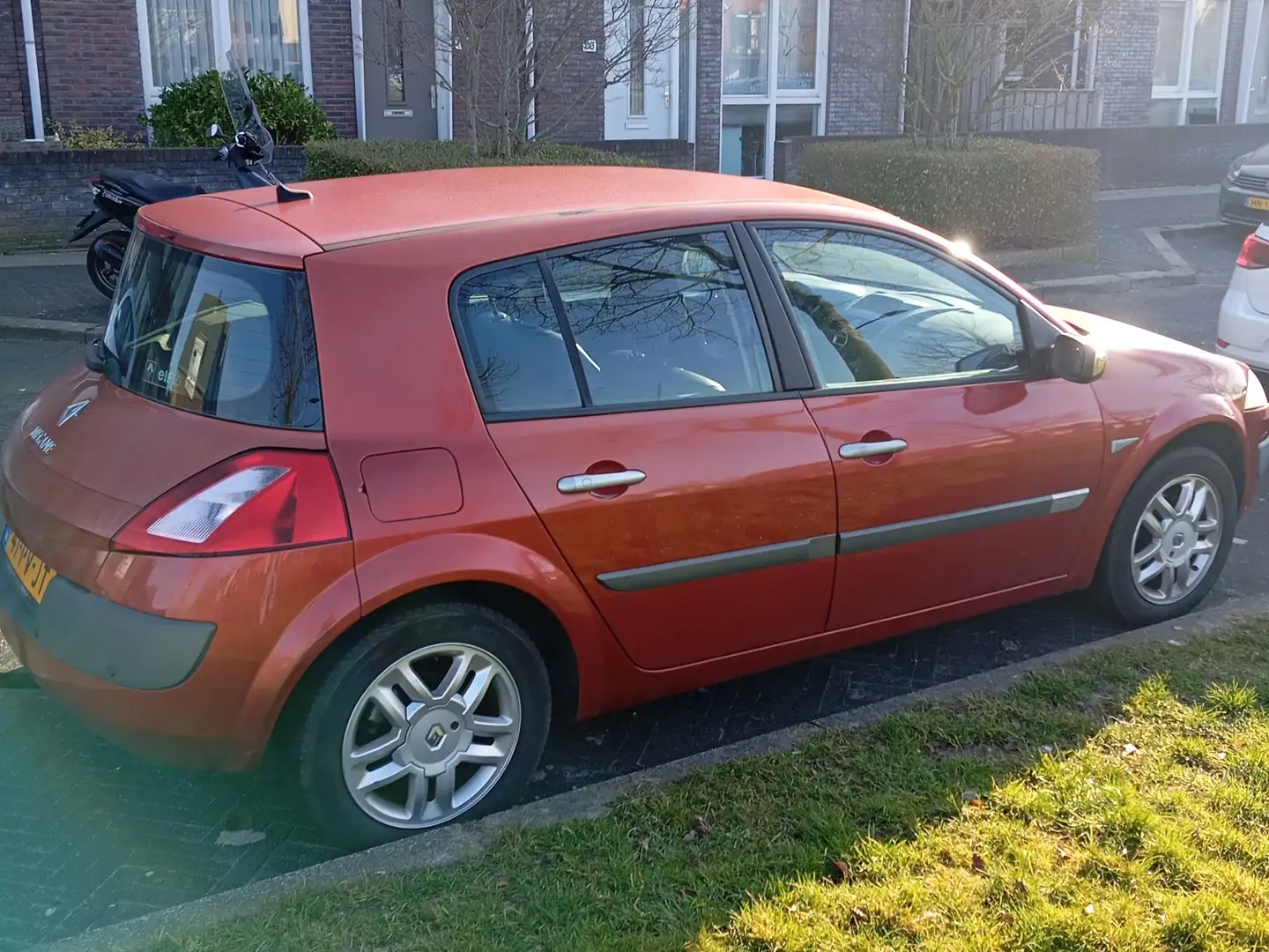 Renault Megane Megane 1.6-16V Dynam.Comf. Оранжевий - 1