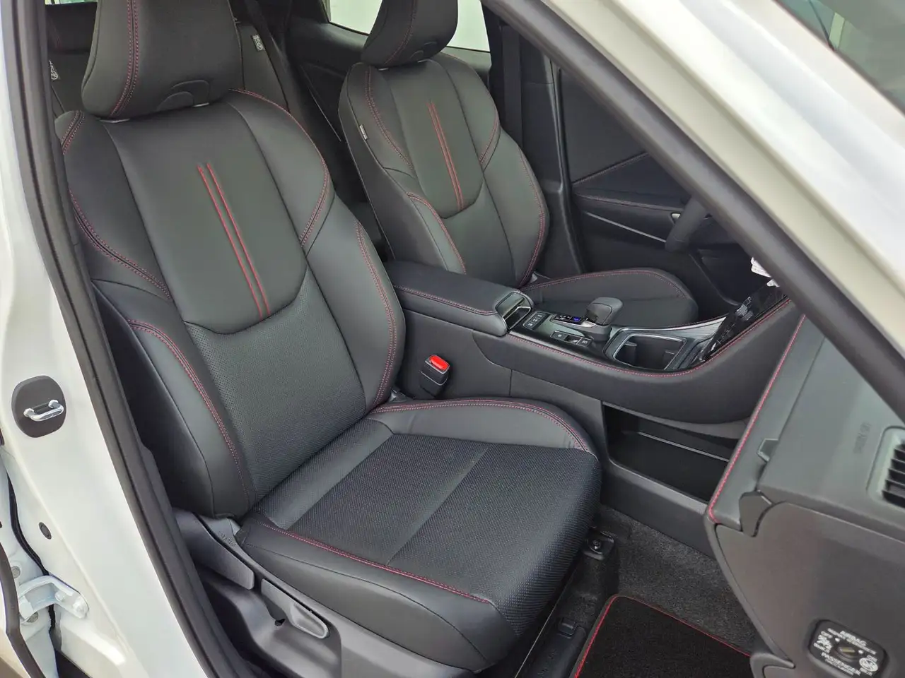 Lexus LBX 1,5 VVT-iE Elegant Black Edition 4X2 11