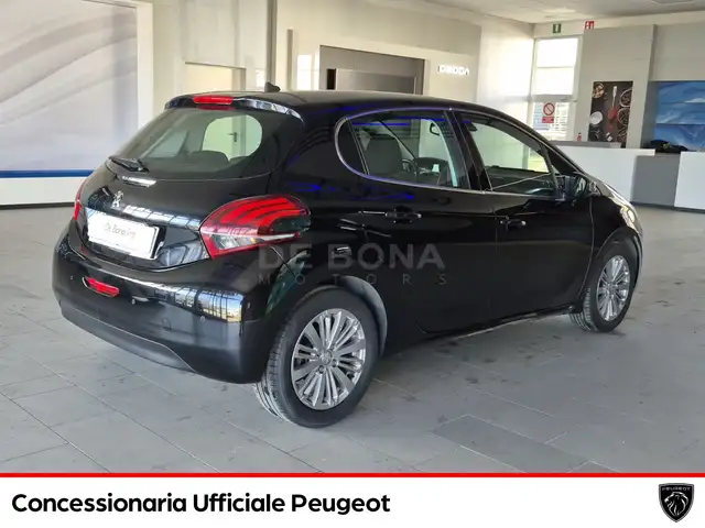 Peugeot 208 view 4