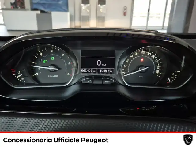 Peugeot 208 view 11