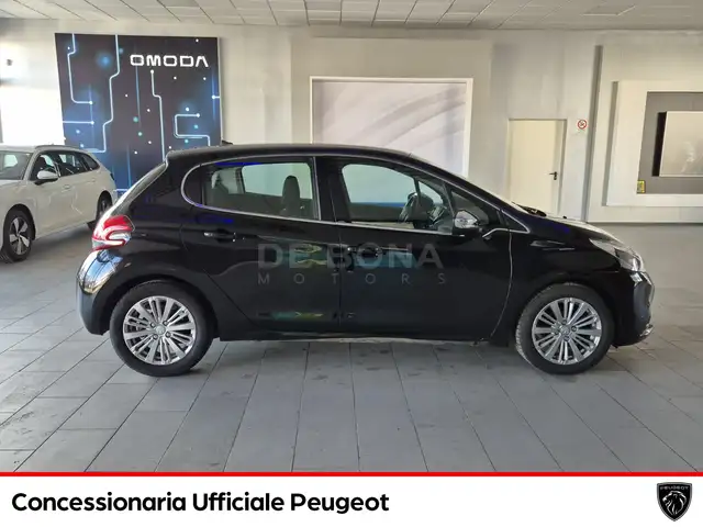 Peugeot 208 view 6